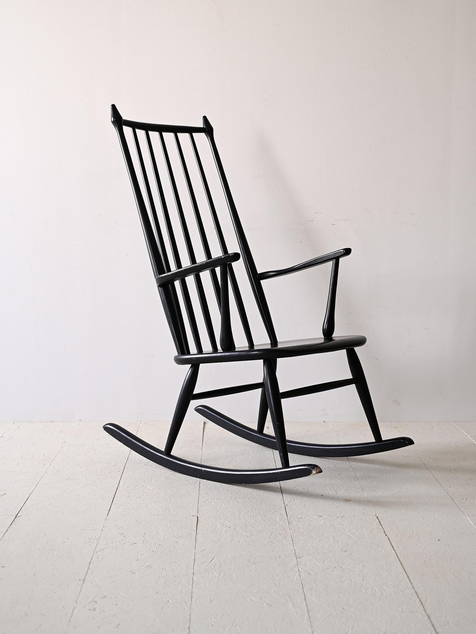 Chaise à bascule scandinave vintage.

Ce rocking-chair original des années 1960, entièrement en bois et peint en noir, représente l'élégance nordique avec une touche de modernité. Les élégants accoudoirs arrondis apportent un confort et une touche