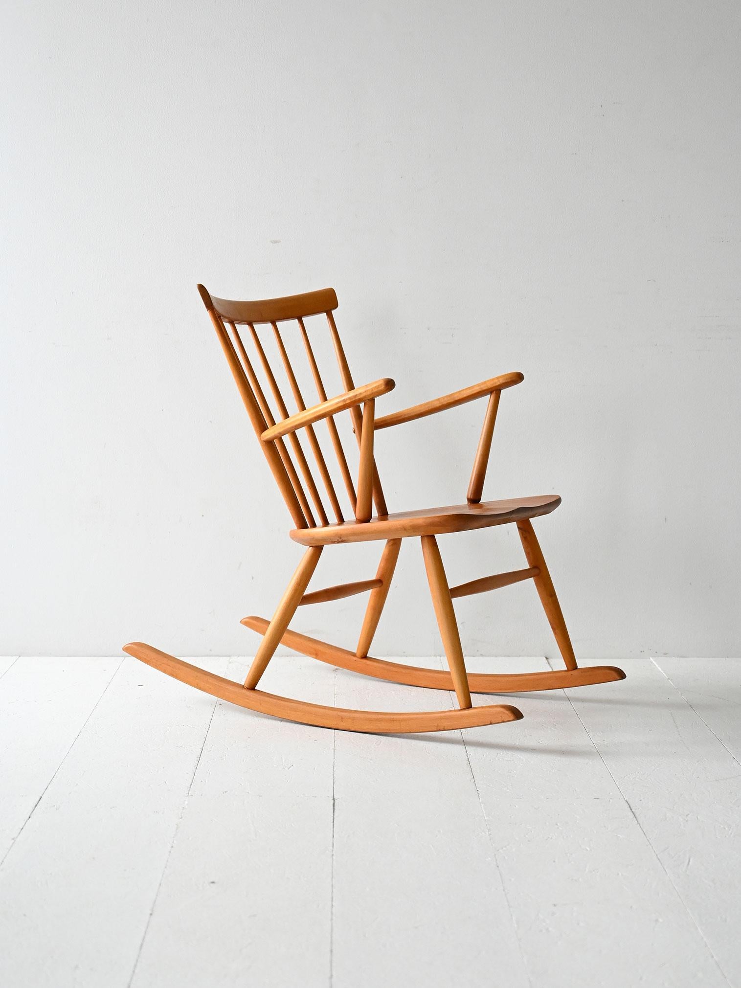 Fauteuil à bascule vintage des années 50/60 avec structure en hêtre massif, siège en teck façonné et dossier fin en rayonne.

Fauteuil à bascule scandinave des années 1950/60 avec un cadre en hêtre massif dans une forme légère et dynamique. Le