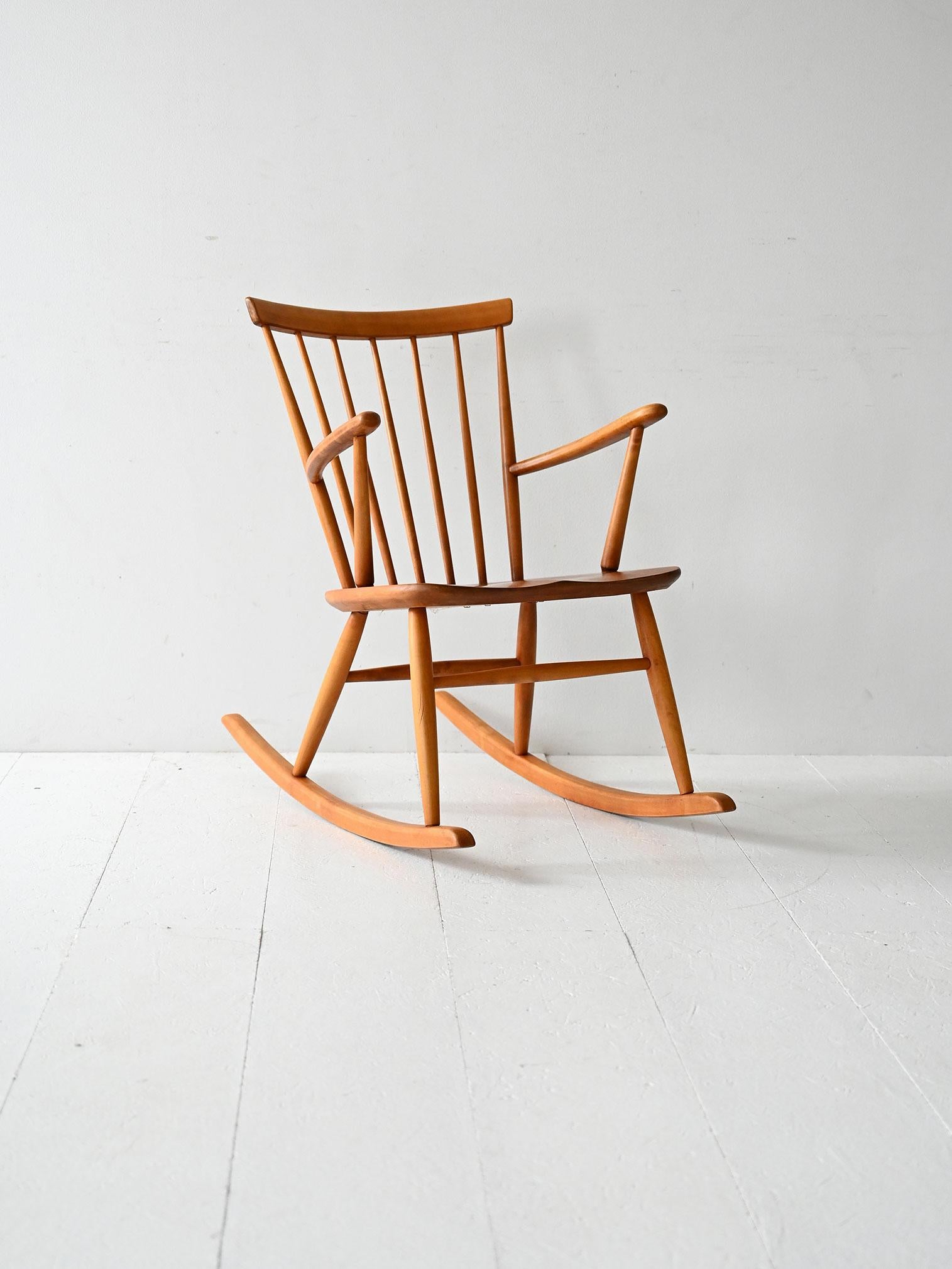 Fauteuil à bascule vintage des années 50/60 avec structure en hêtre massif, siège en teck façonné et dossier fin en rayonne.

Fauteuil à bascule scandinave des années 1950/60 avec un cadre en hêtre massif dans une forme légère et dynamique. Le