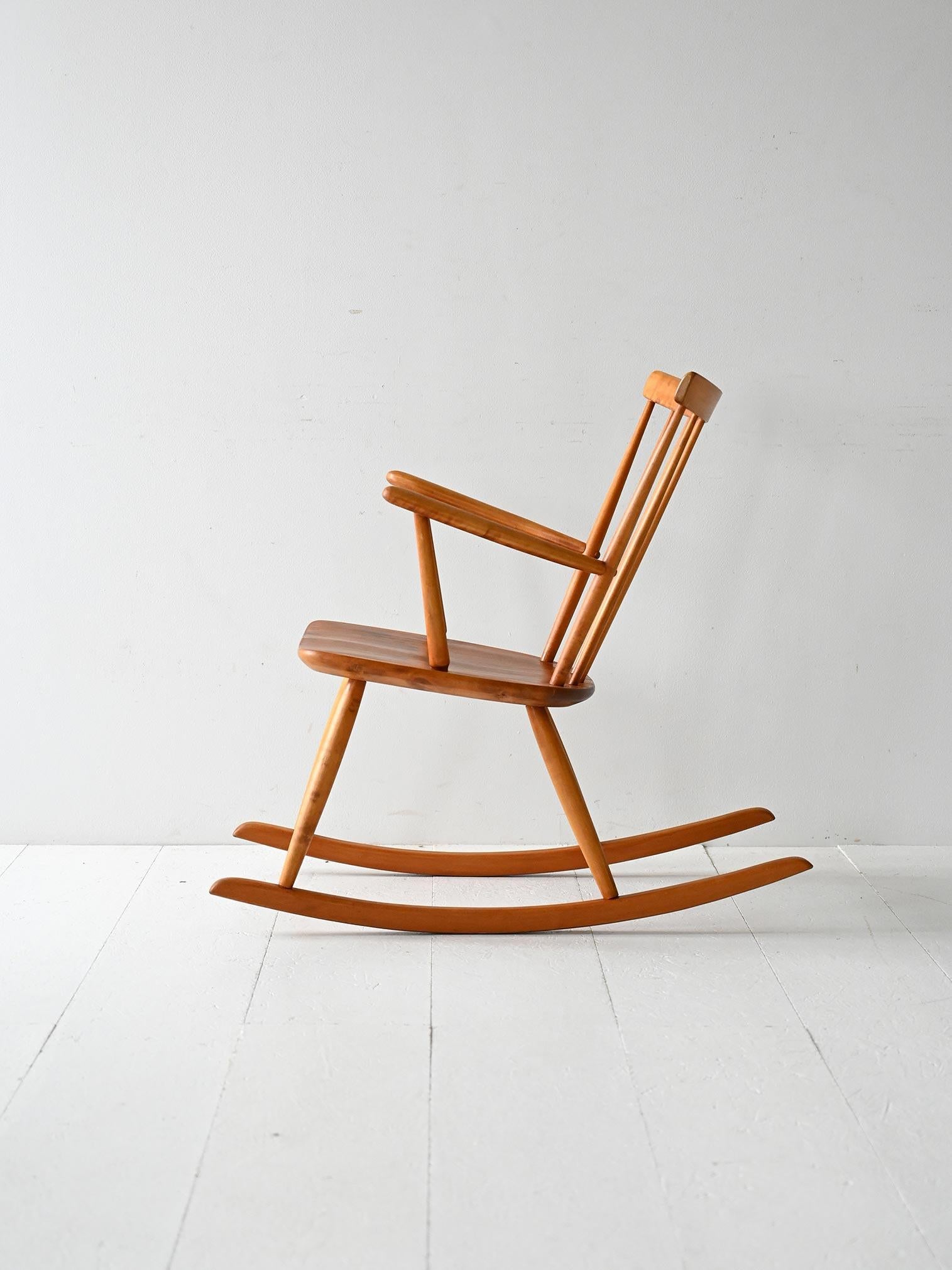 Scandinave moderne Fauteuil à bascule scandinave en hêtre et teck des années 50/60 en vente