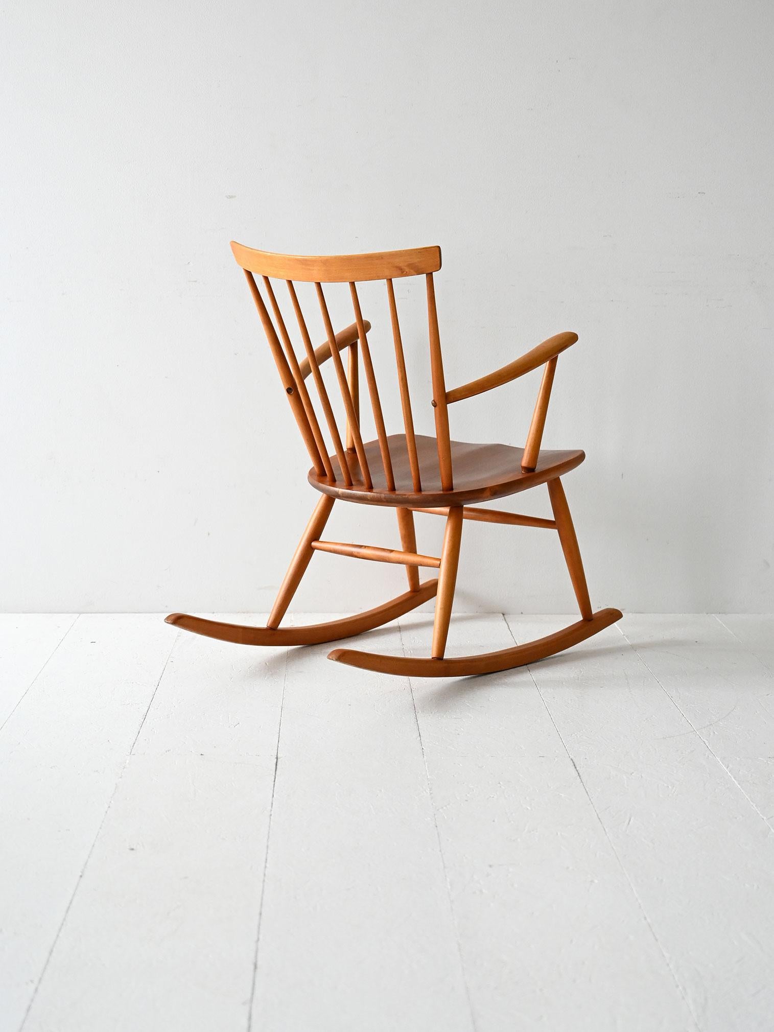 Scandinave moderne Fauteuil à bascule scandinave en hêtre et teck des années 50/60 en vente