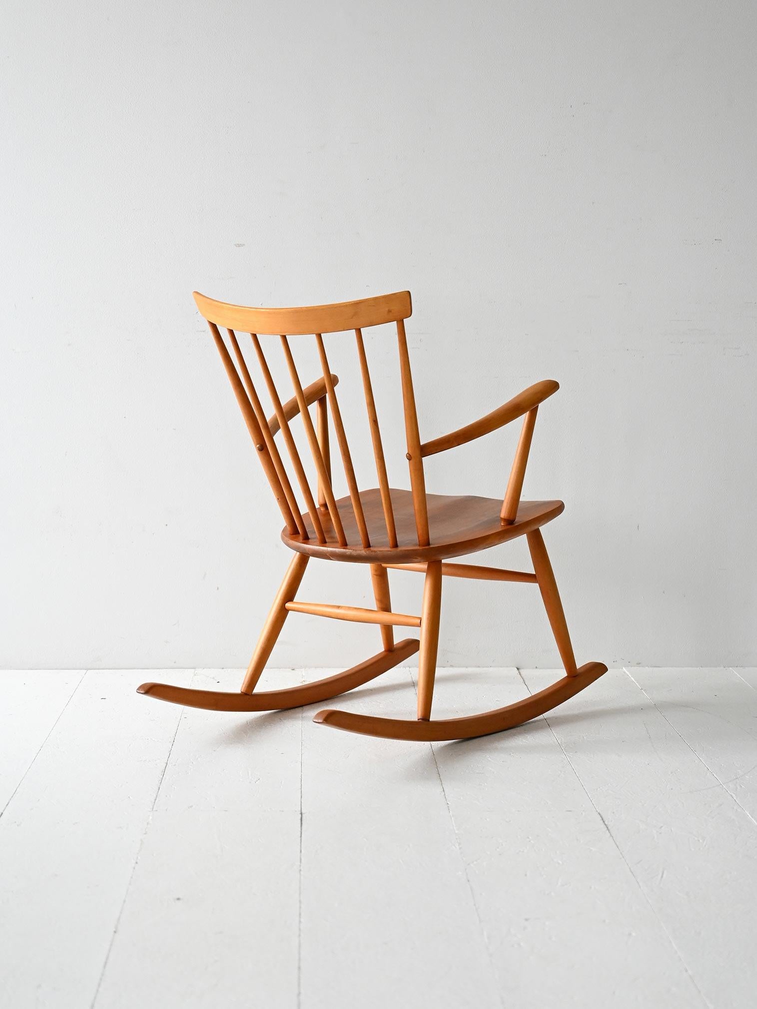 Scandinavian Fauteuil à bascule scandinave en hêtre et teck des années 50/60 en vente
