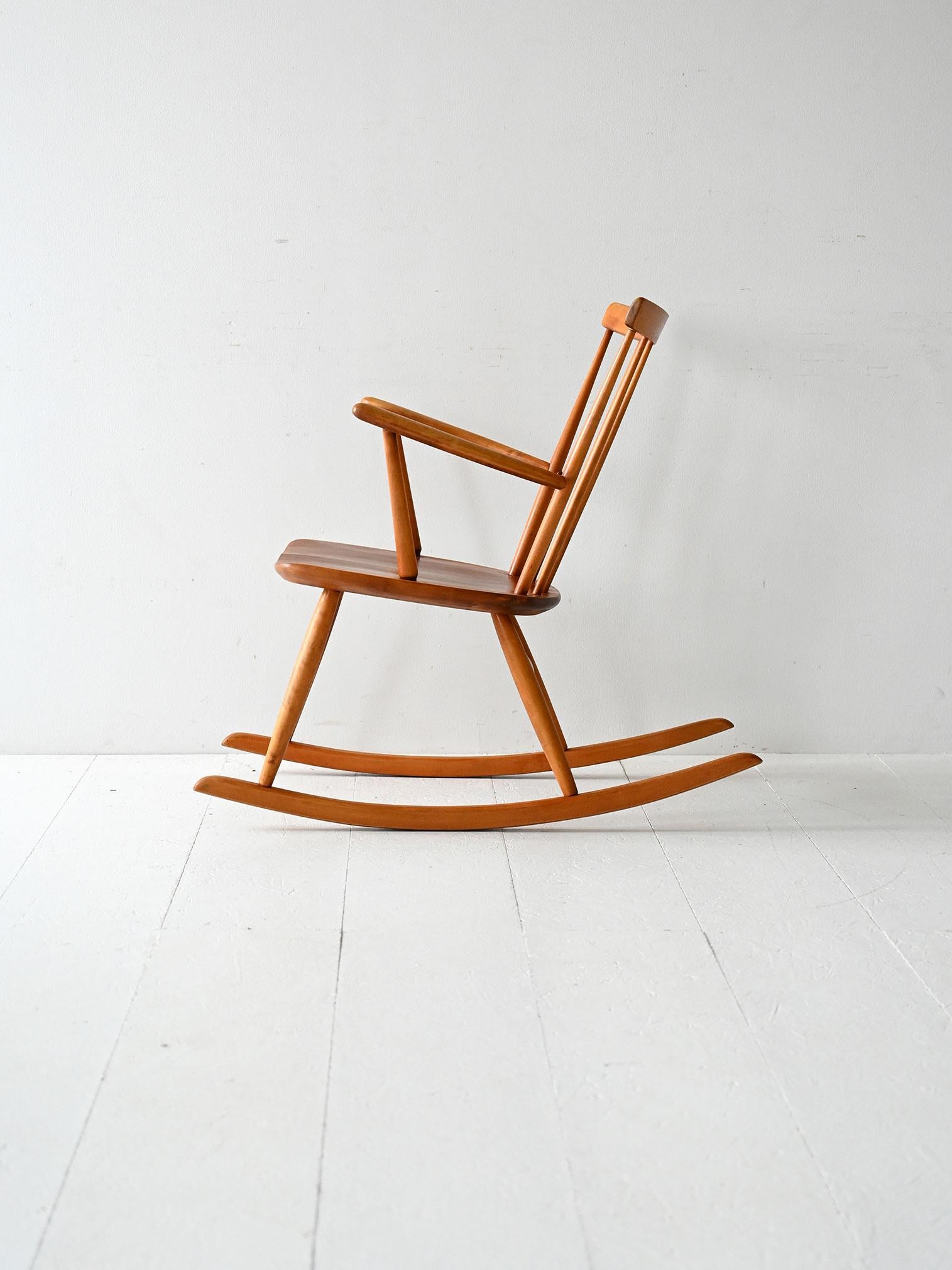 Scandinavian Fauteuil à bascule scandinave en hêtre et teck des années 50/60 en vente