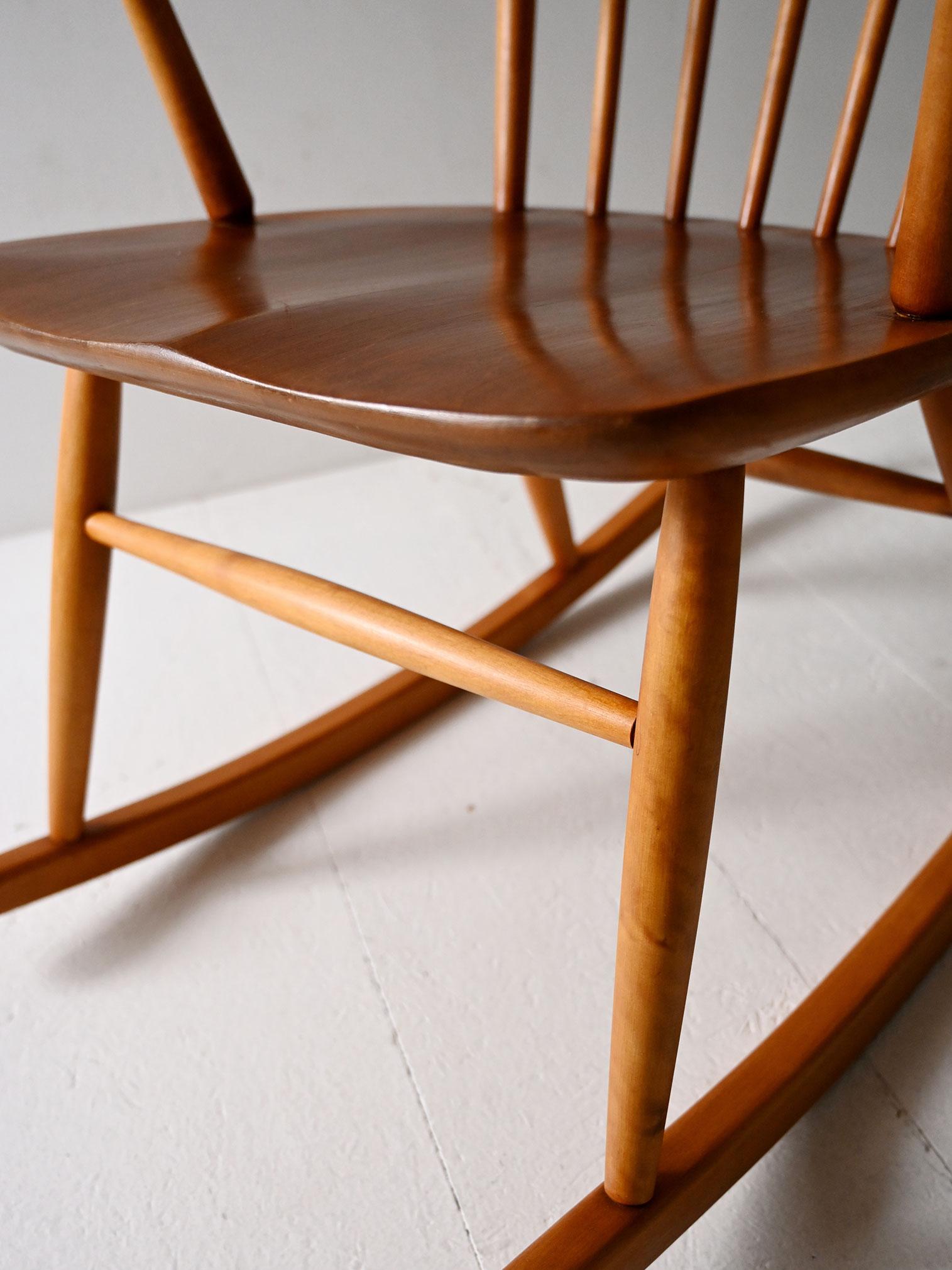 Fauteuil à bascule scandinave en hêtre et teck des années 50/60 Bon état - En vente à Brescia, IT