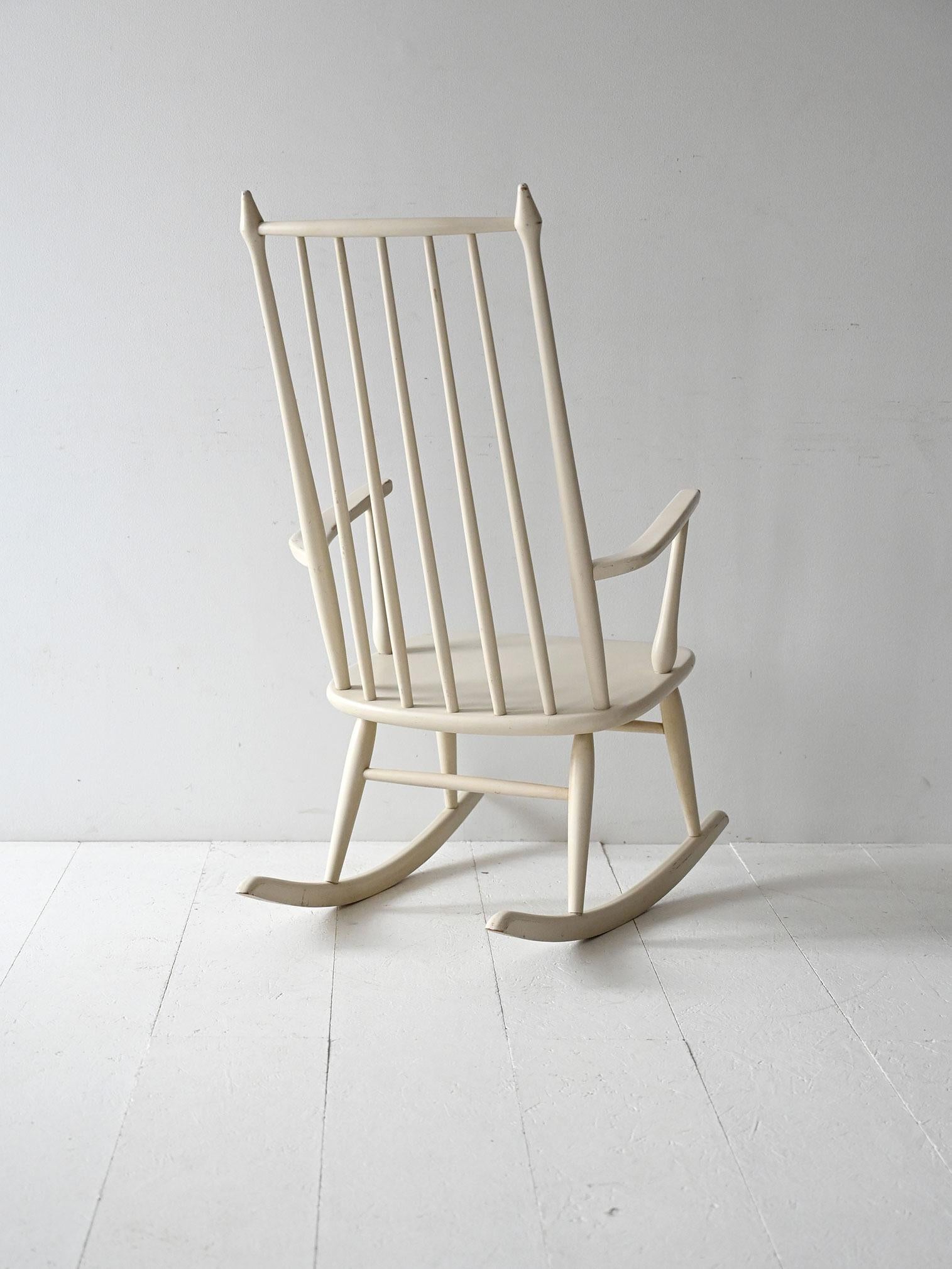 Scandinavo moderno Sedia a dondolo scandinava vintage in legno laccato bianco in vendita