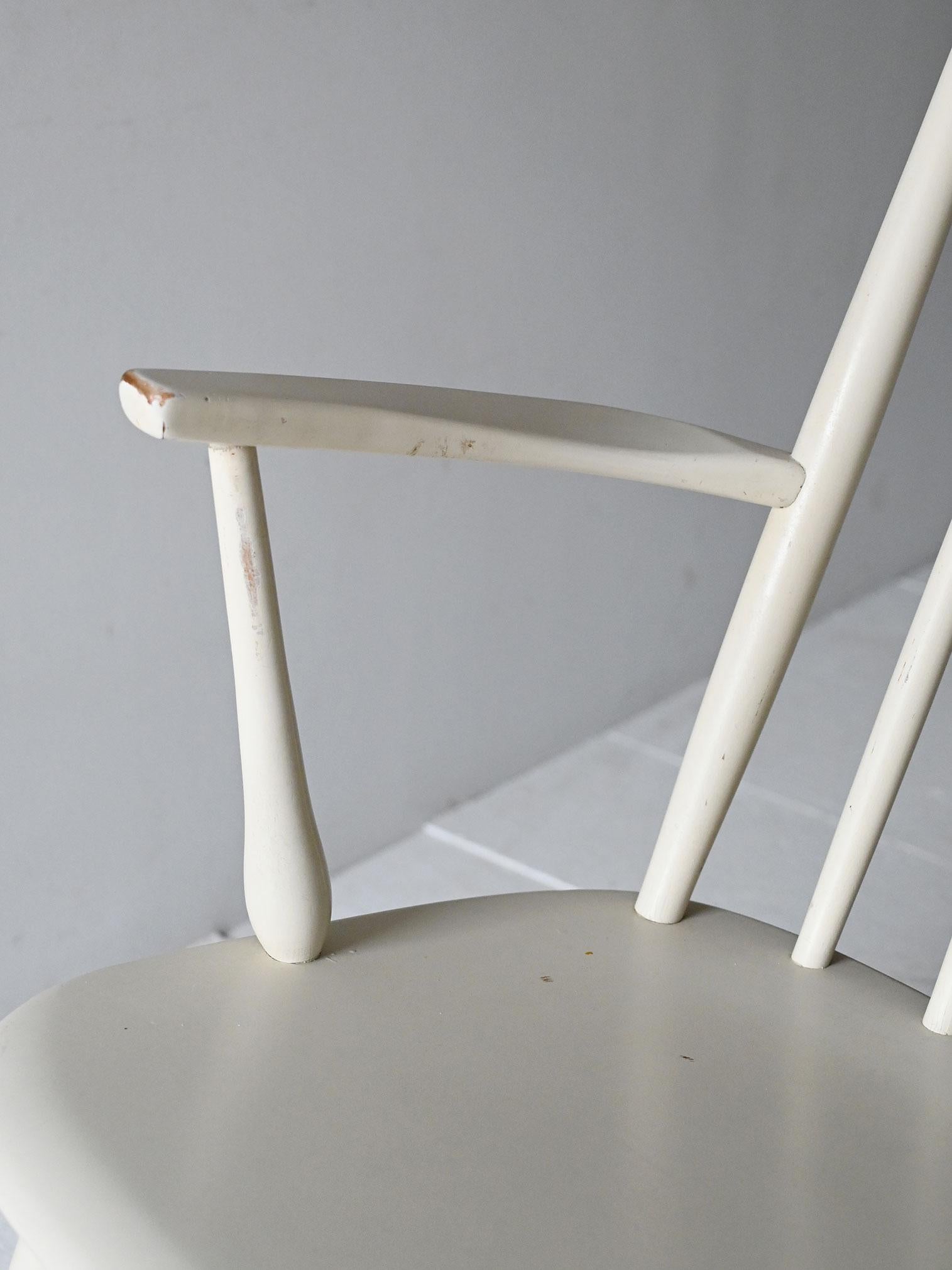 Danish Sedia a dondolo scandinava vintage in legno laccato bianco in vendita
