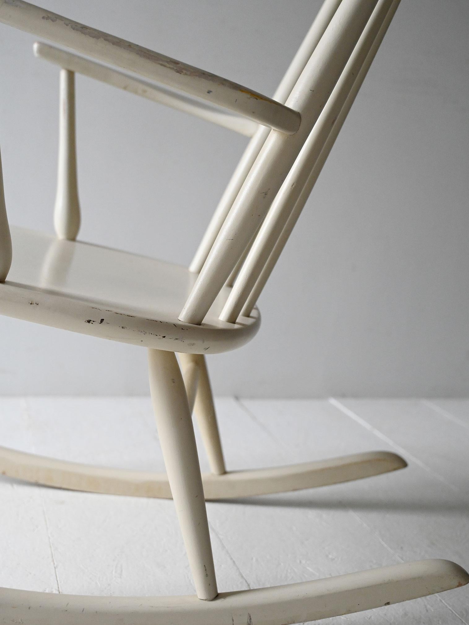 Mid-20th Century Sedia a dondolo scandinava vintage in legno laccato bianco in vendita
