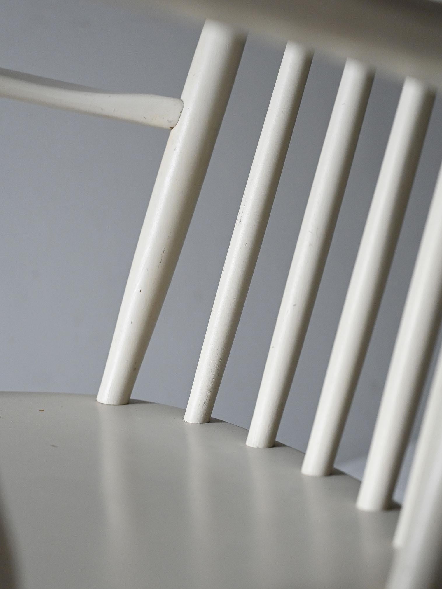 Legno Sedia a dondolo scandinava vintage in legno laccato bianco in vendita