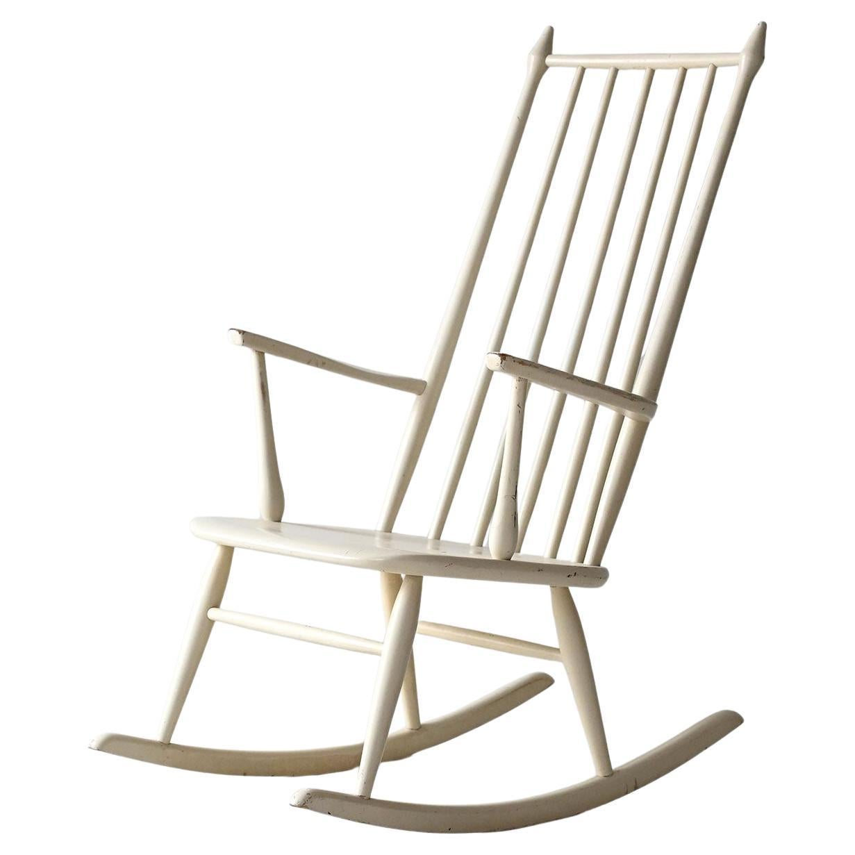 Mecedora vintage escandinava de madera lacada en blanco