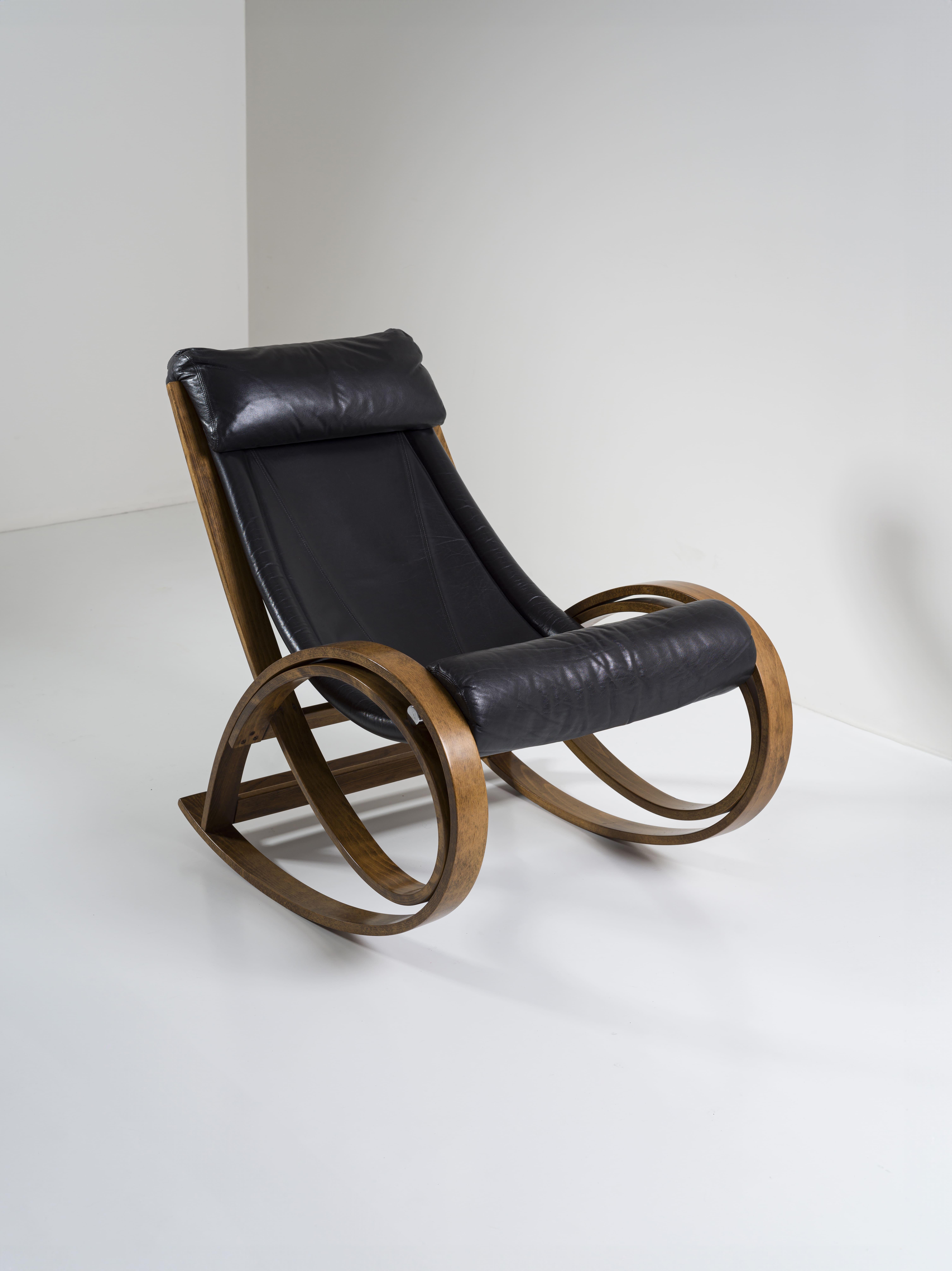 Sgarsul rocking chair designed by Gae Aulenti for Poltronova in 1962.
Bentwood frame, black leather seat and cushion.
In excellent vintage condition, absent signs of wear and cracks on the leather (original of the period), which is still soft to the