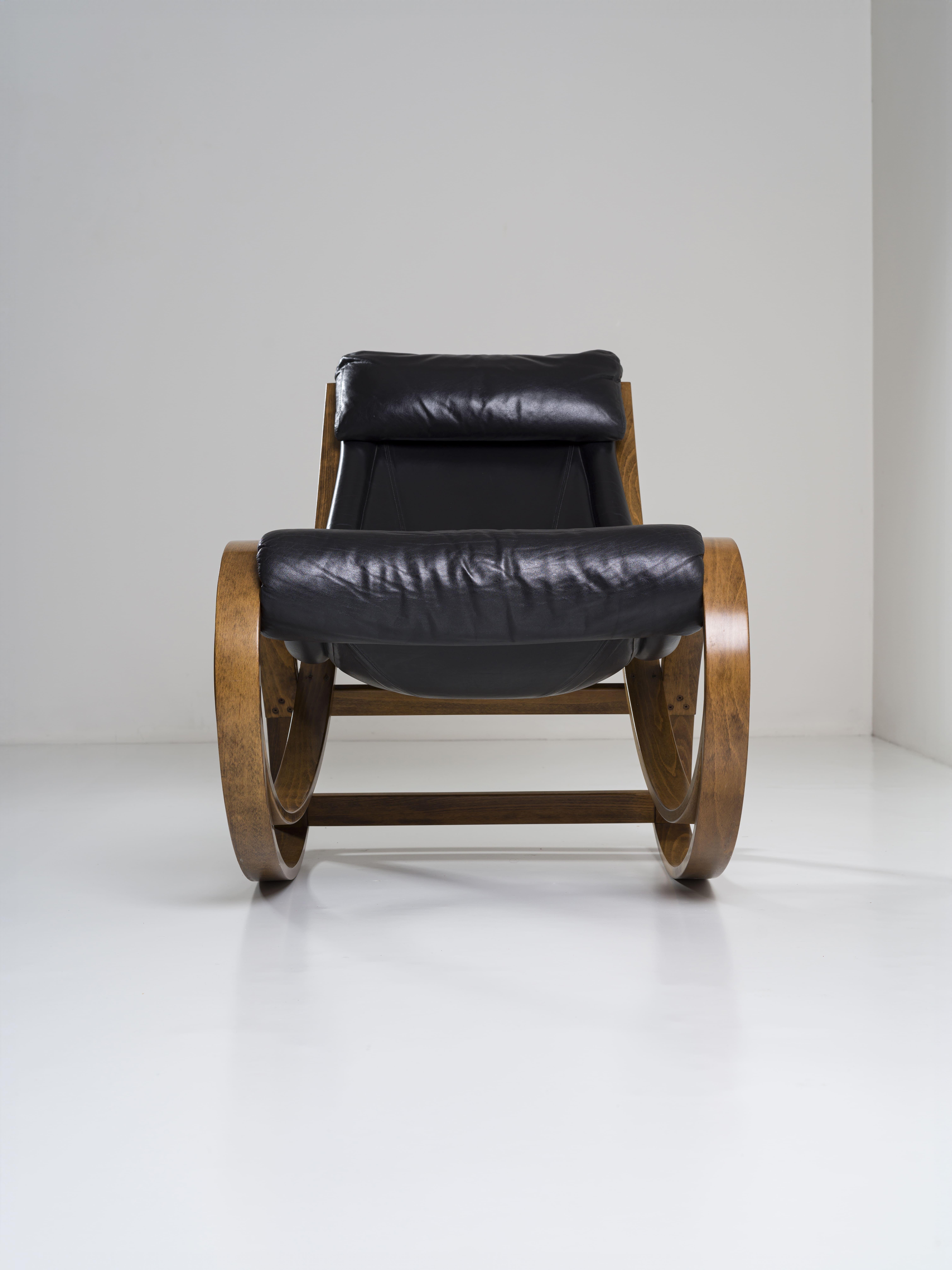 Mid-Century Modern Sgarsul rocking chair in leather and wood Gae Aulenti for Poltronova Italia 1962 For Sale