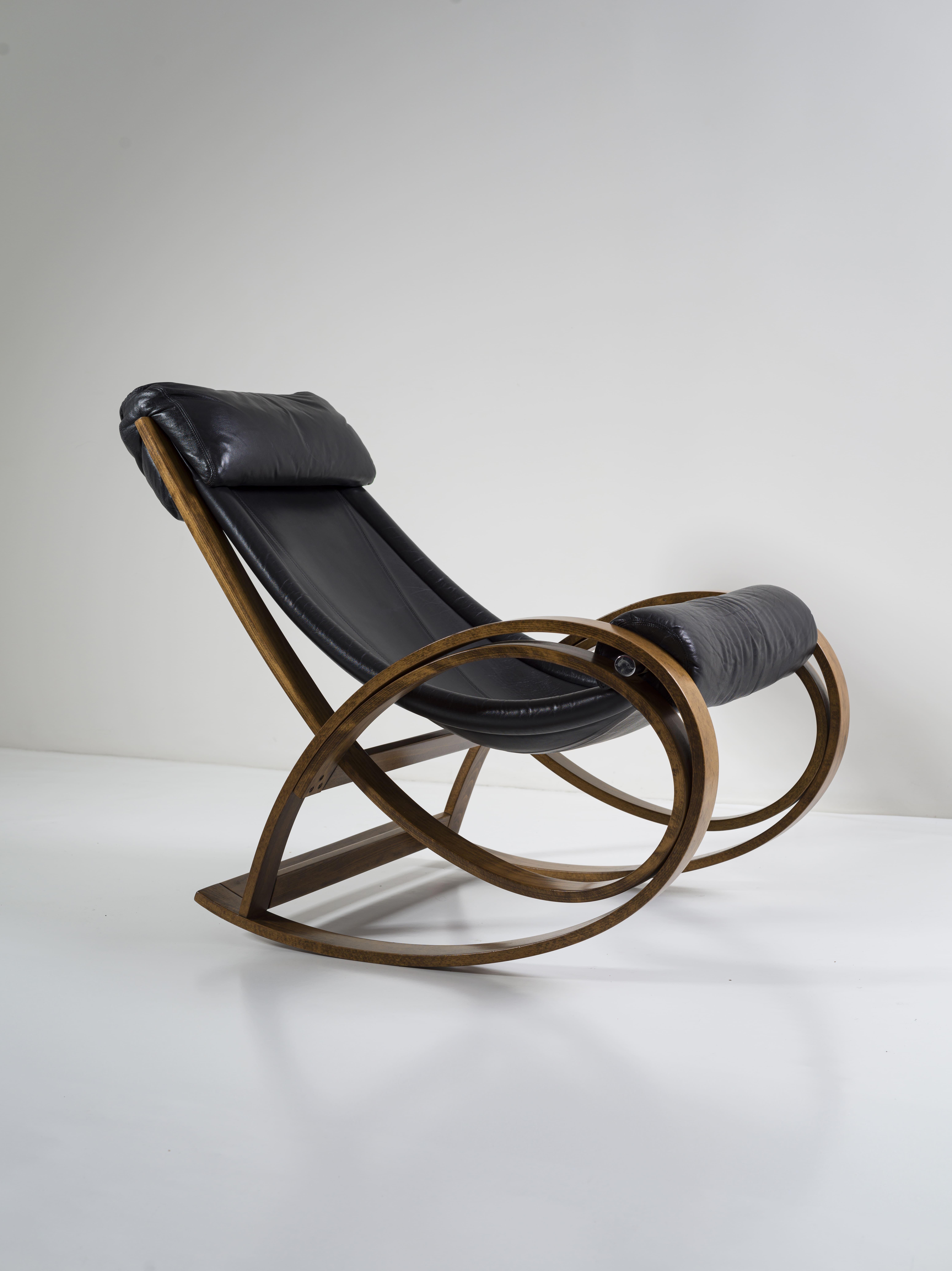 Italian Sgarsul rocking chair in leather and wood Gae Aulenti for Poltronova Italia 1962 For Sale