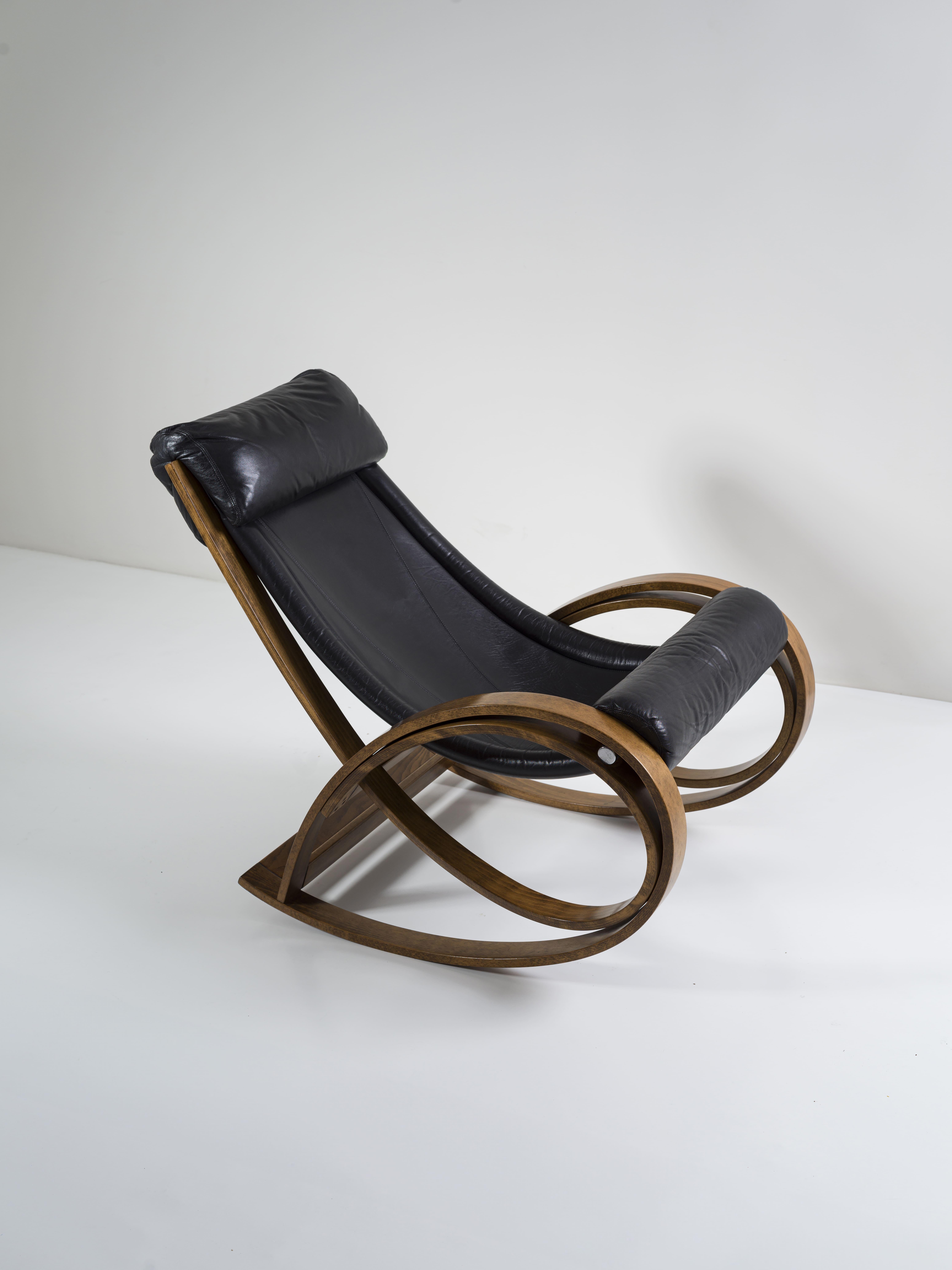 Sgarsul rocking chair in leather and wood Gae Aulenti for Poltronova Italia 1962 In Excellent Condition For Sale In Catania, IT