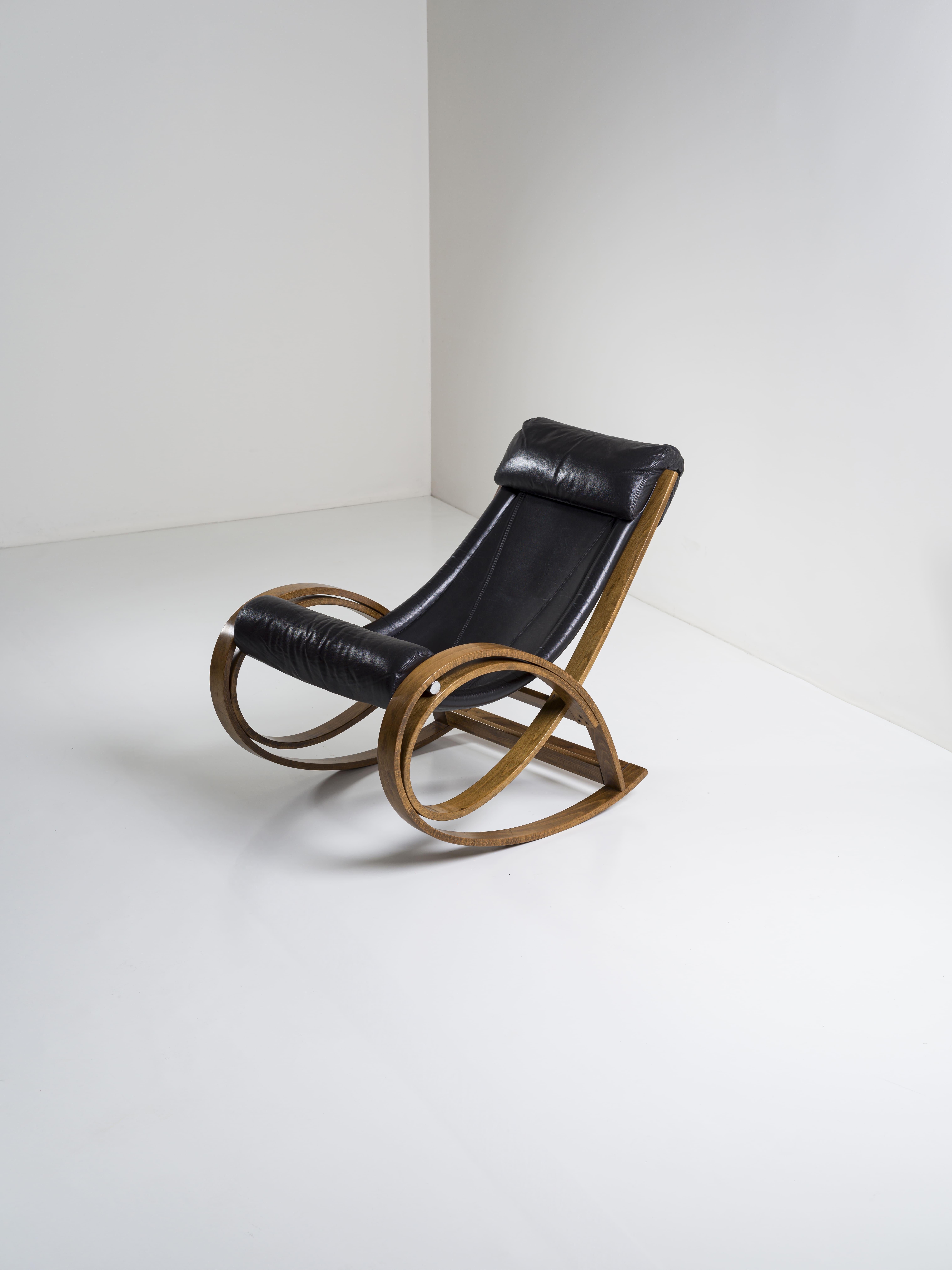 Mid-20th Century Sgarsul rocking chair in leather and wood Gae Aulenti for Poltronova Italia 1962 For Sale