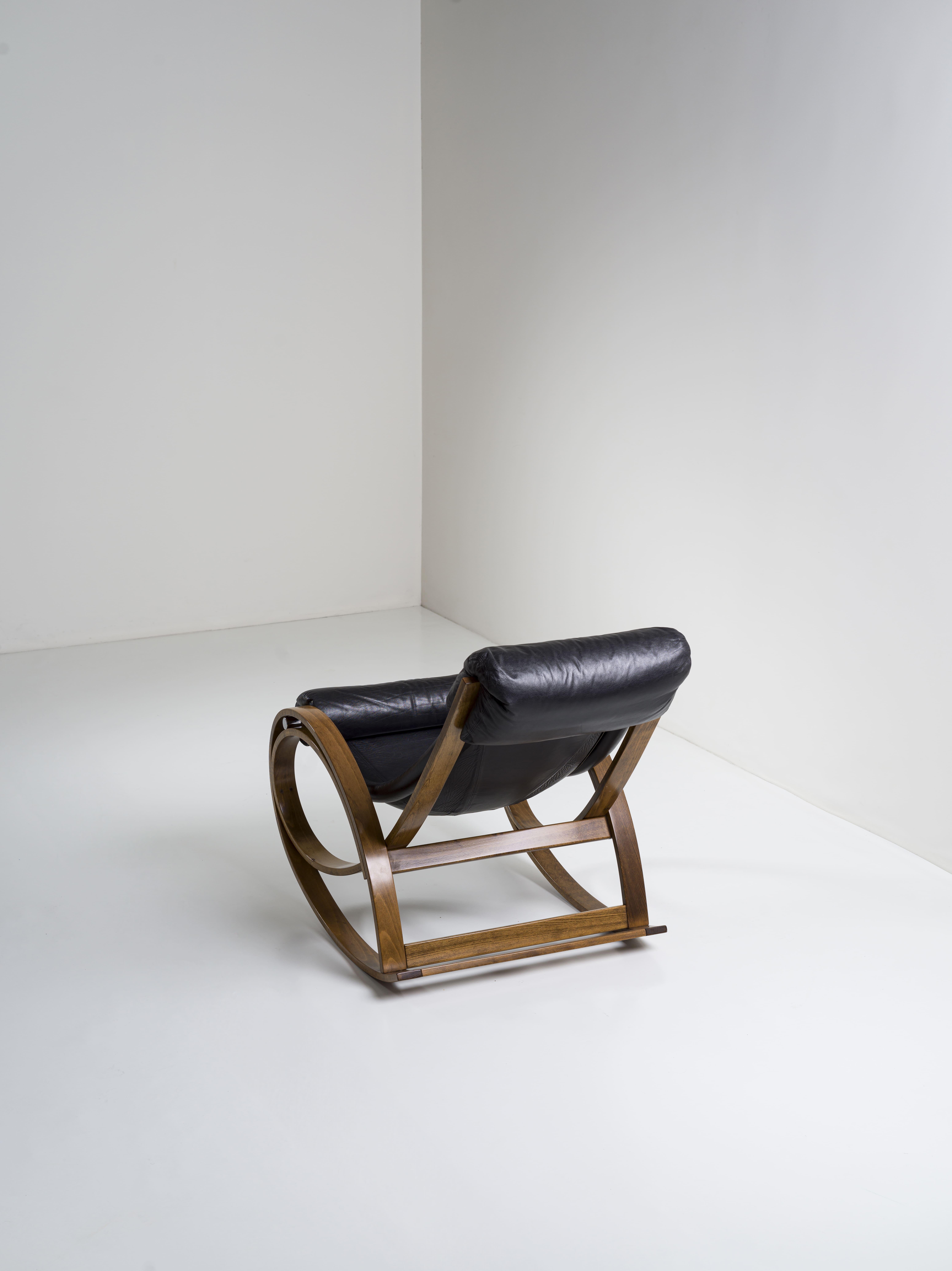 Leather Sgarsul rocking chair in leather and wood Gae Aulenti for Poltronova Italia 1962 For Sale