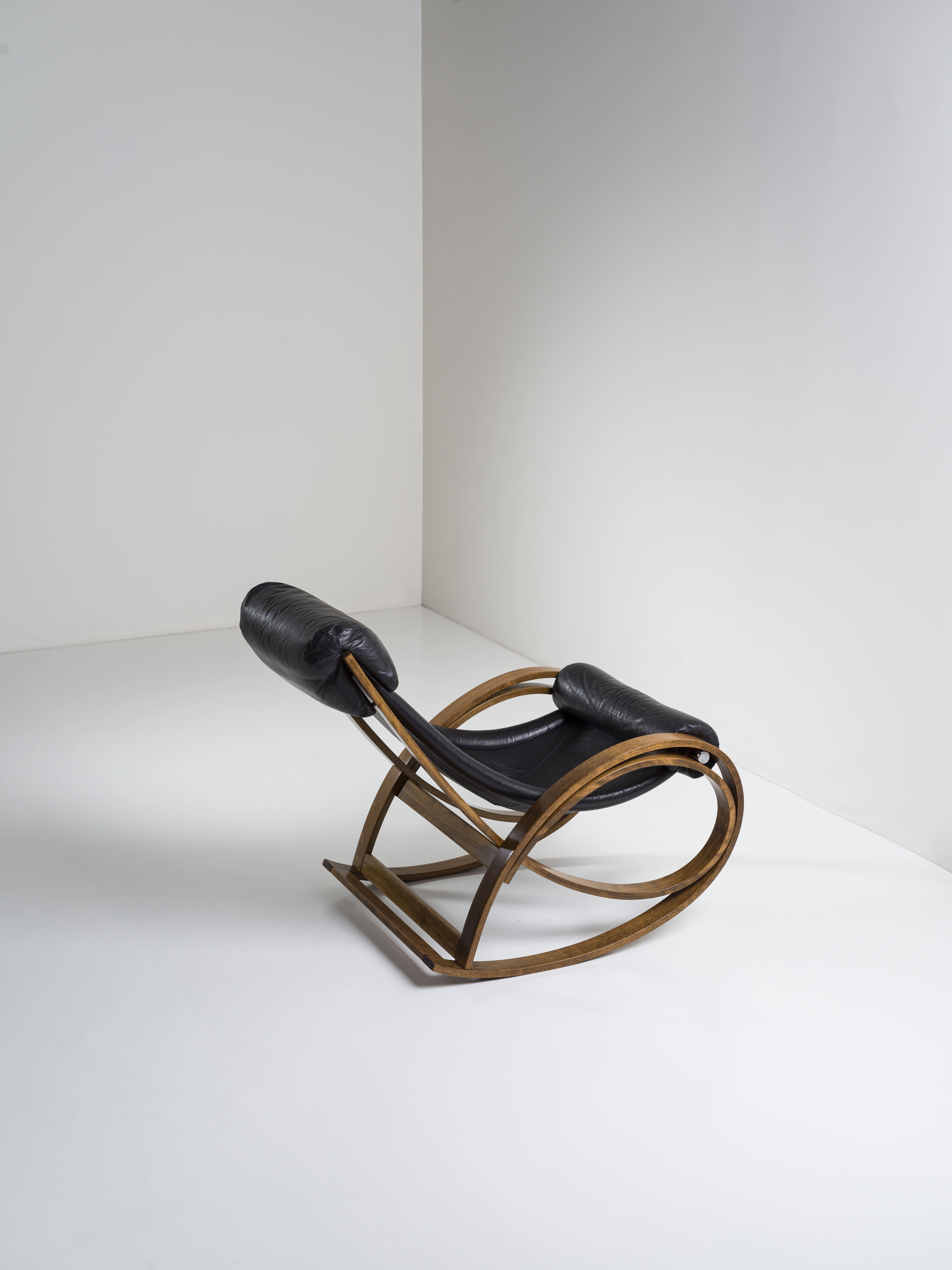Sgarsul rocking chair in leather and wood Gae Aulenti for Poltronova Italia 1962 For Sale 1