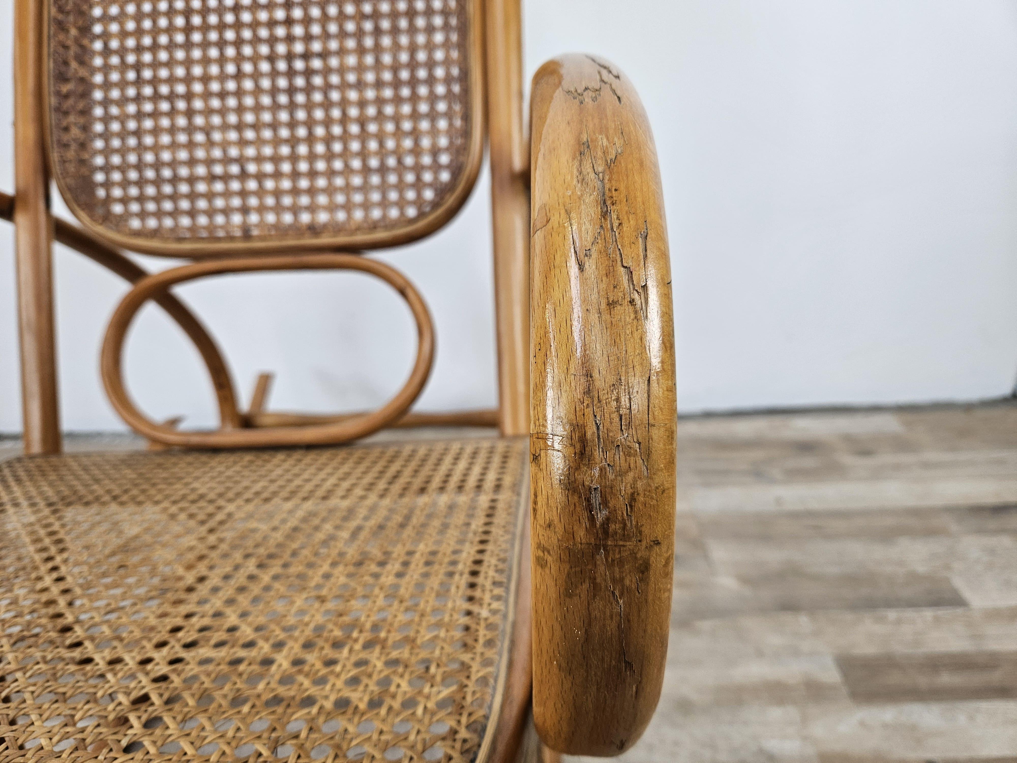 20th century Viennese rocking chair made of wood and Vienna straw For Sale 4