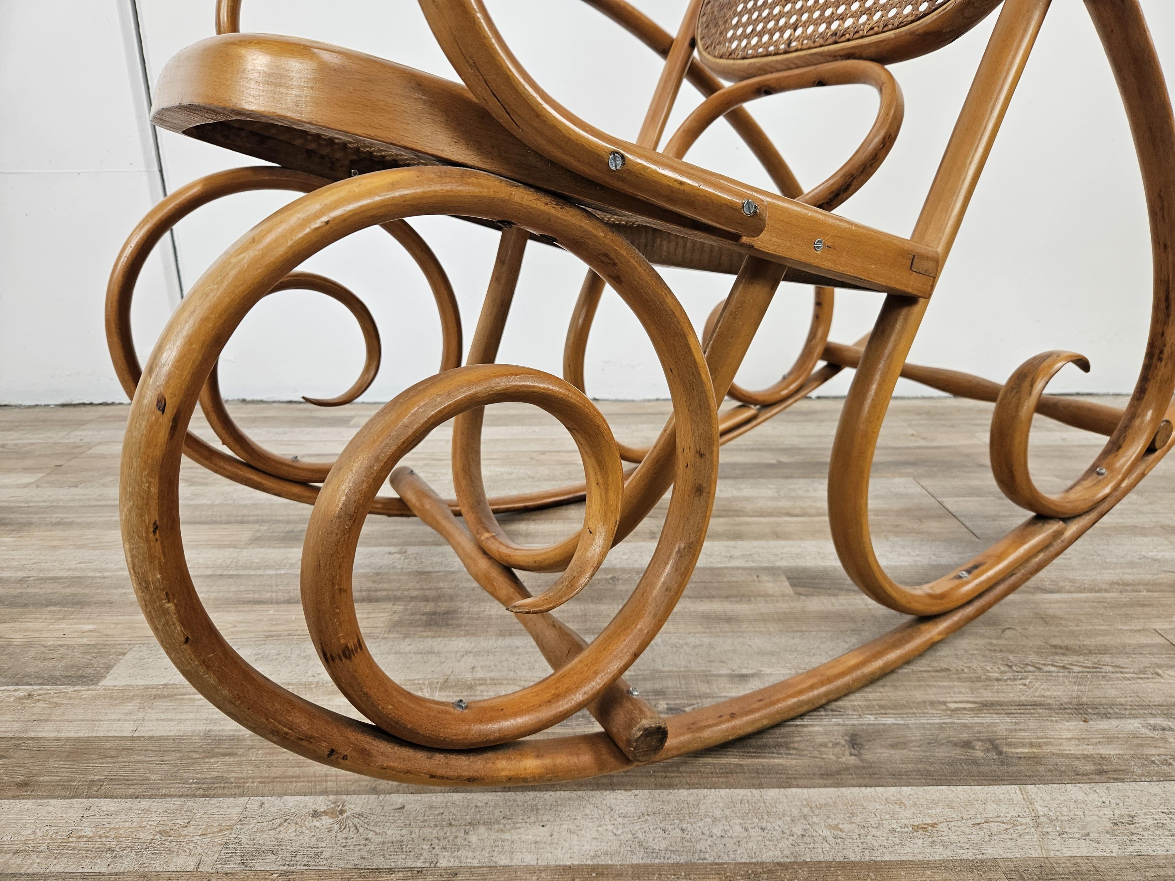 20th century Viennese rocking chair made of wood and Vienna straw For Sale 6