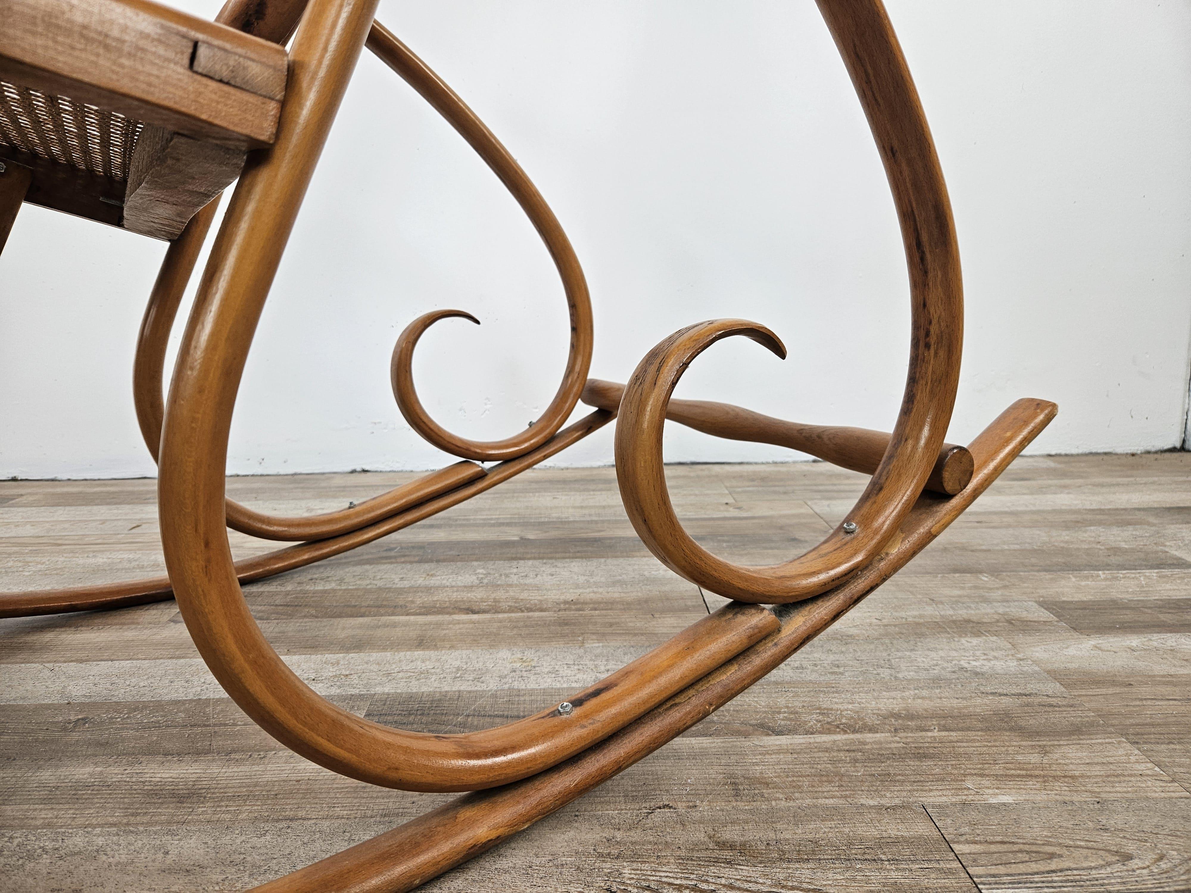 20th century Viennese rocking chair made of wood and Vienna straw For Sale 8