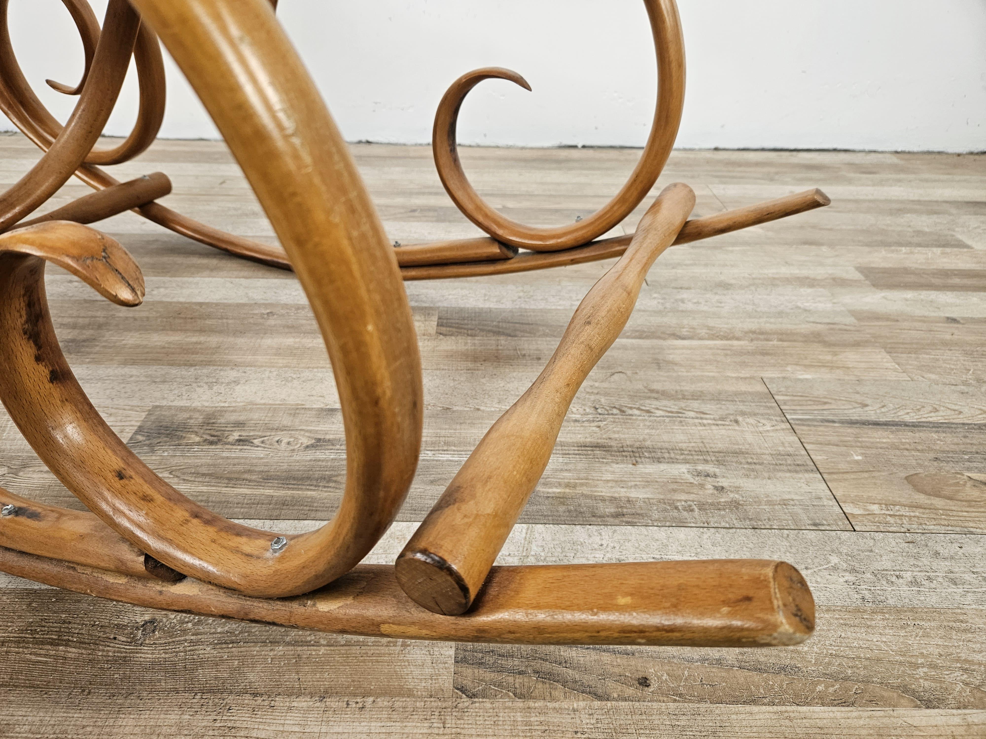 20th century Viennese rocking chair made of wood and Vienna straw For Sale 9