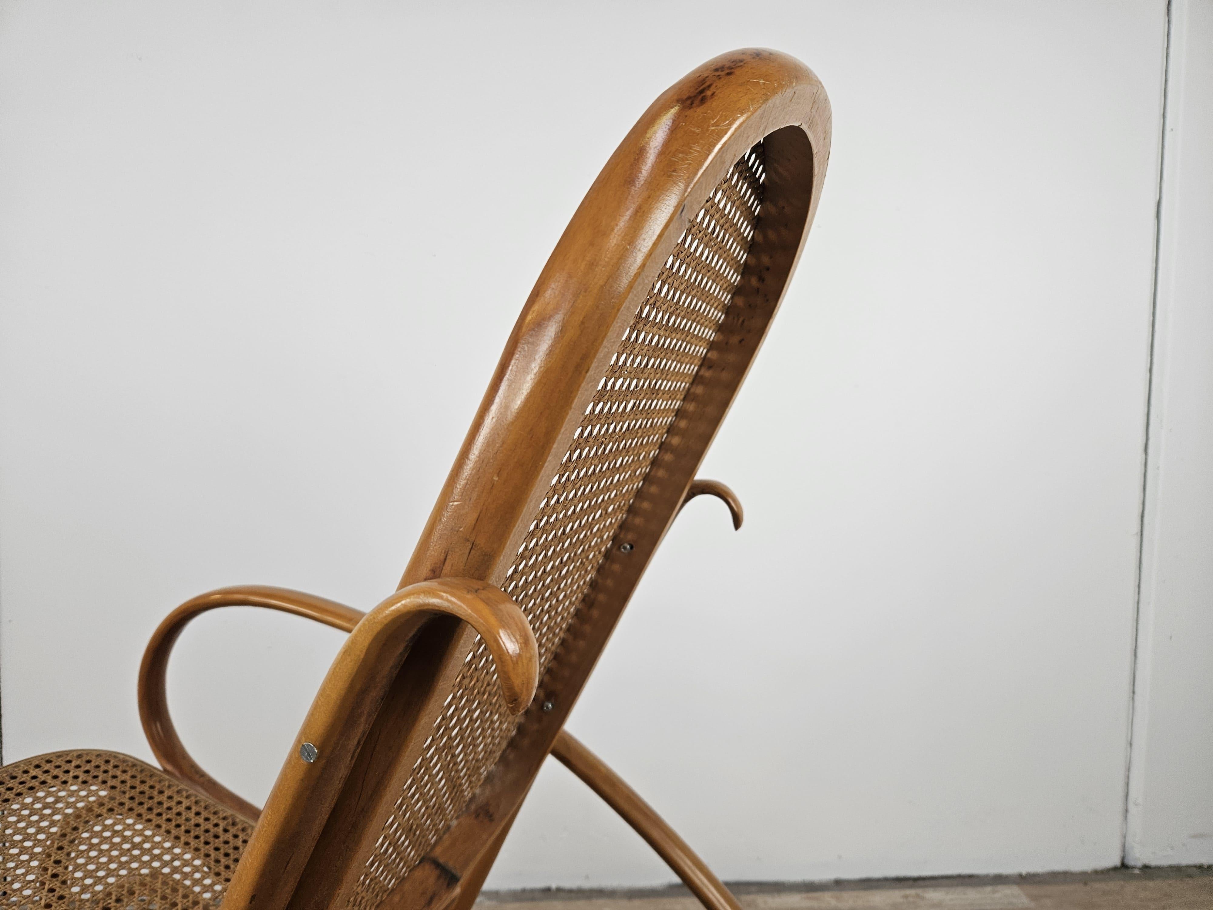 20th century Viennese rocking chair made of wood and Vienna straw For Sale 10