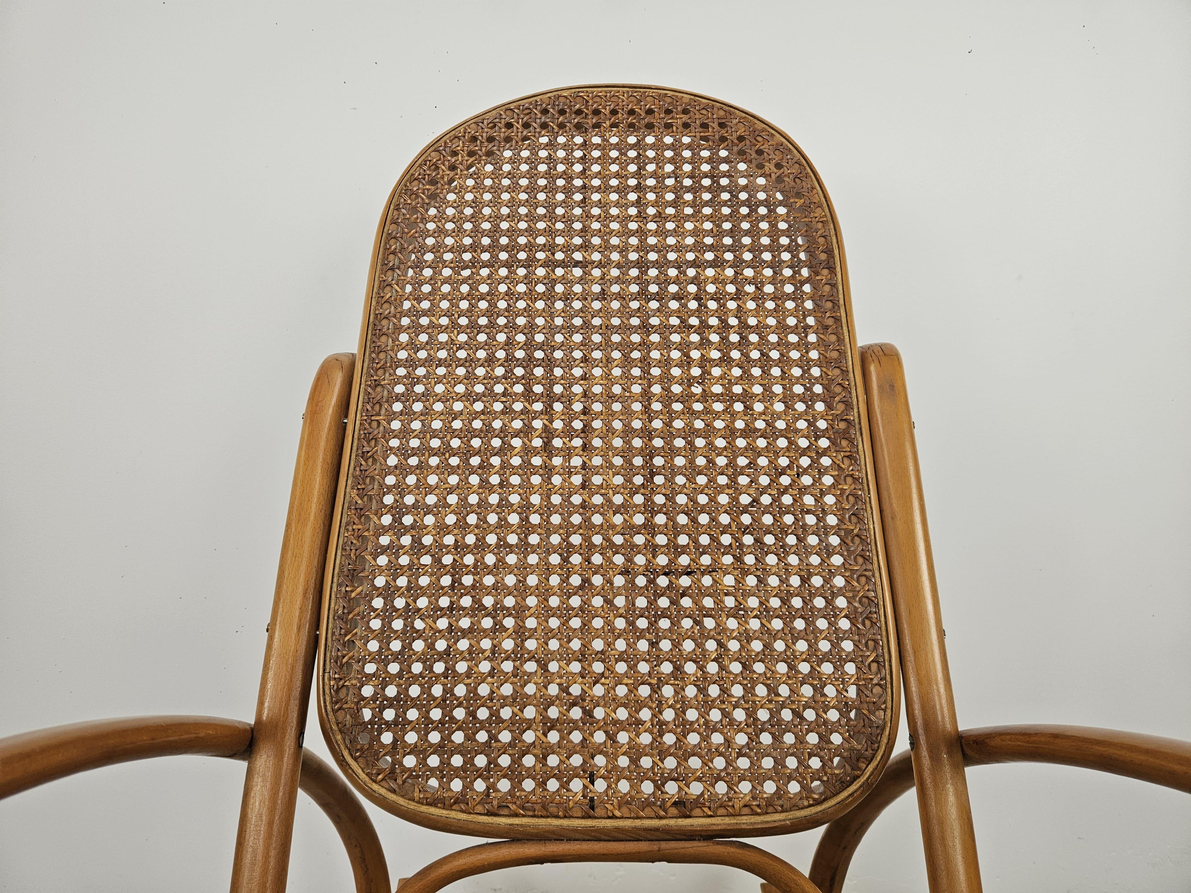 Italian 20th century Viennese rocking chair made of wood and Vienna straw For Sale