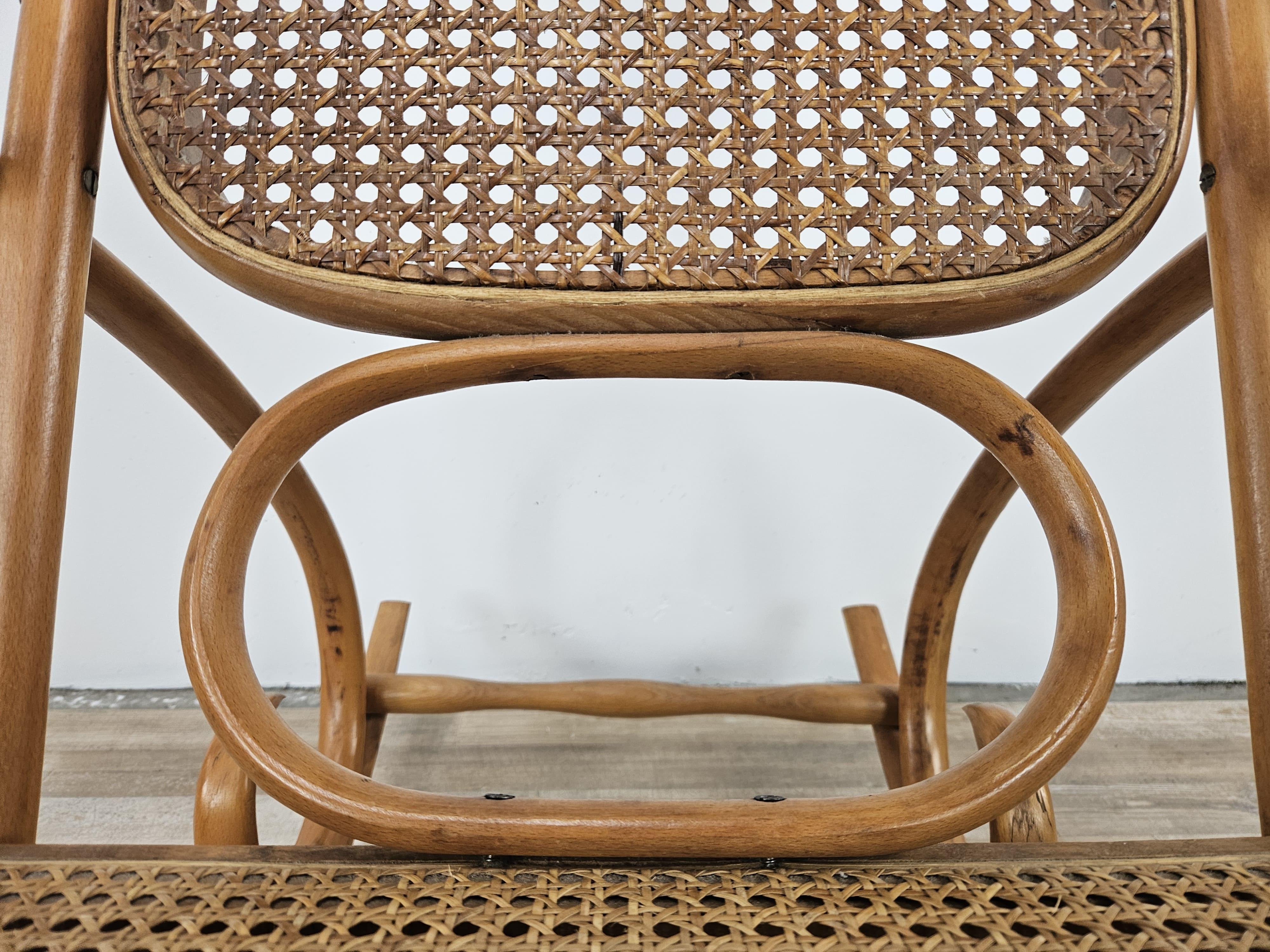 Straw 20th century Viennese rocking chair made of wood and Vienna straw For Sale