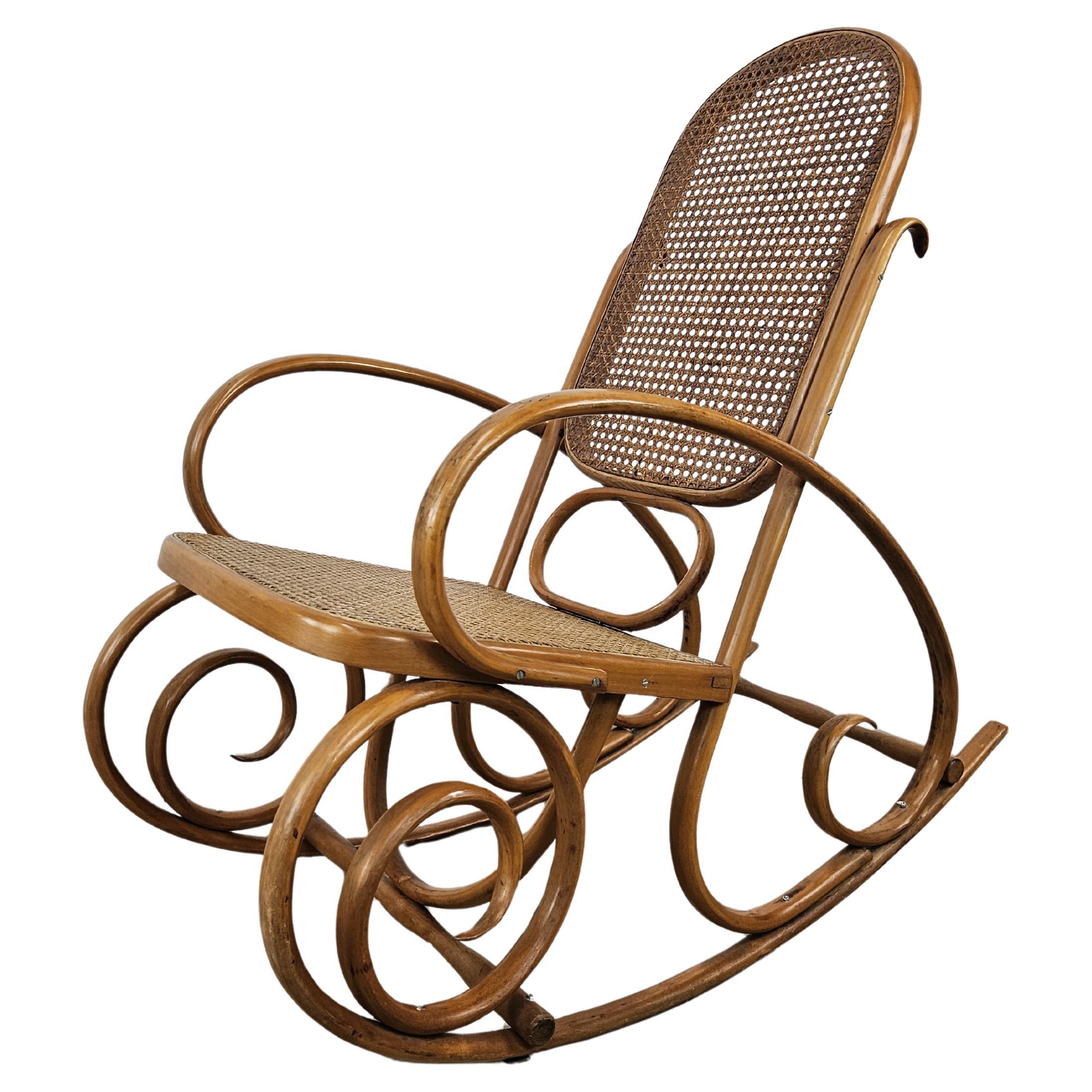 20th century Viennese rocking chair made of wood and Vienna straw For Sale