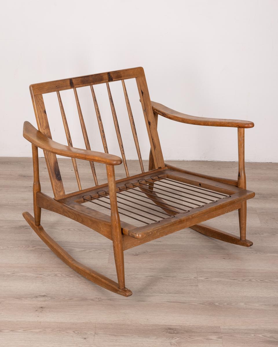 Mecedora de madera con cojines de motivos florales naranjas, diseño italiano, años 60.

ESTADO: En buen estado, muestra signos de desgaste por el paso del tiempo.

DIMENSIONES: Alto 72 cm; Ancho 71 cm; Largo 75 cm

MATERIAL: Madera y tela

AÑO DE