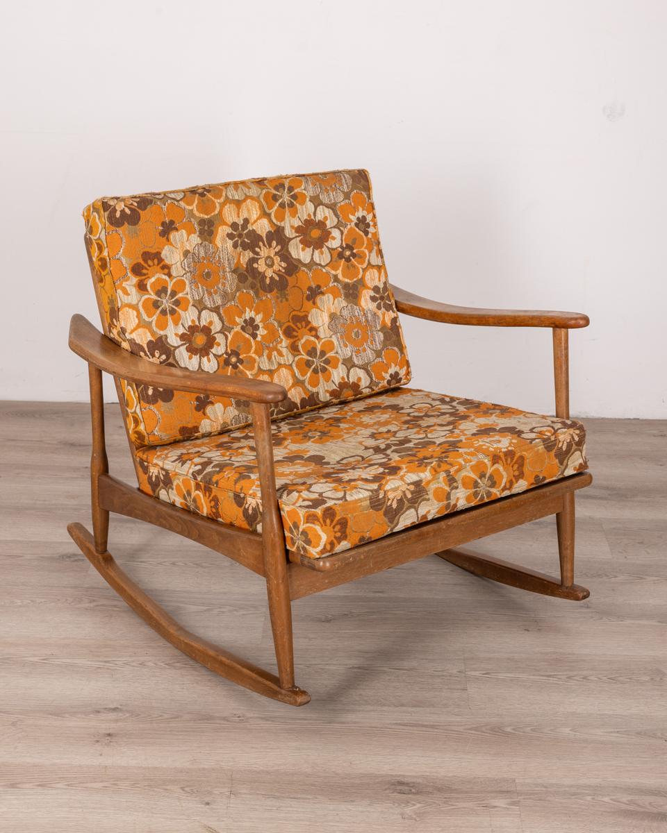 Mecedora vintage años 60 en madera y tela diseño italiano Italiano