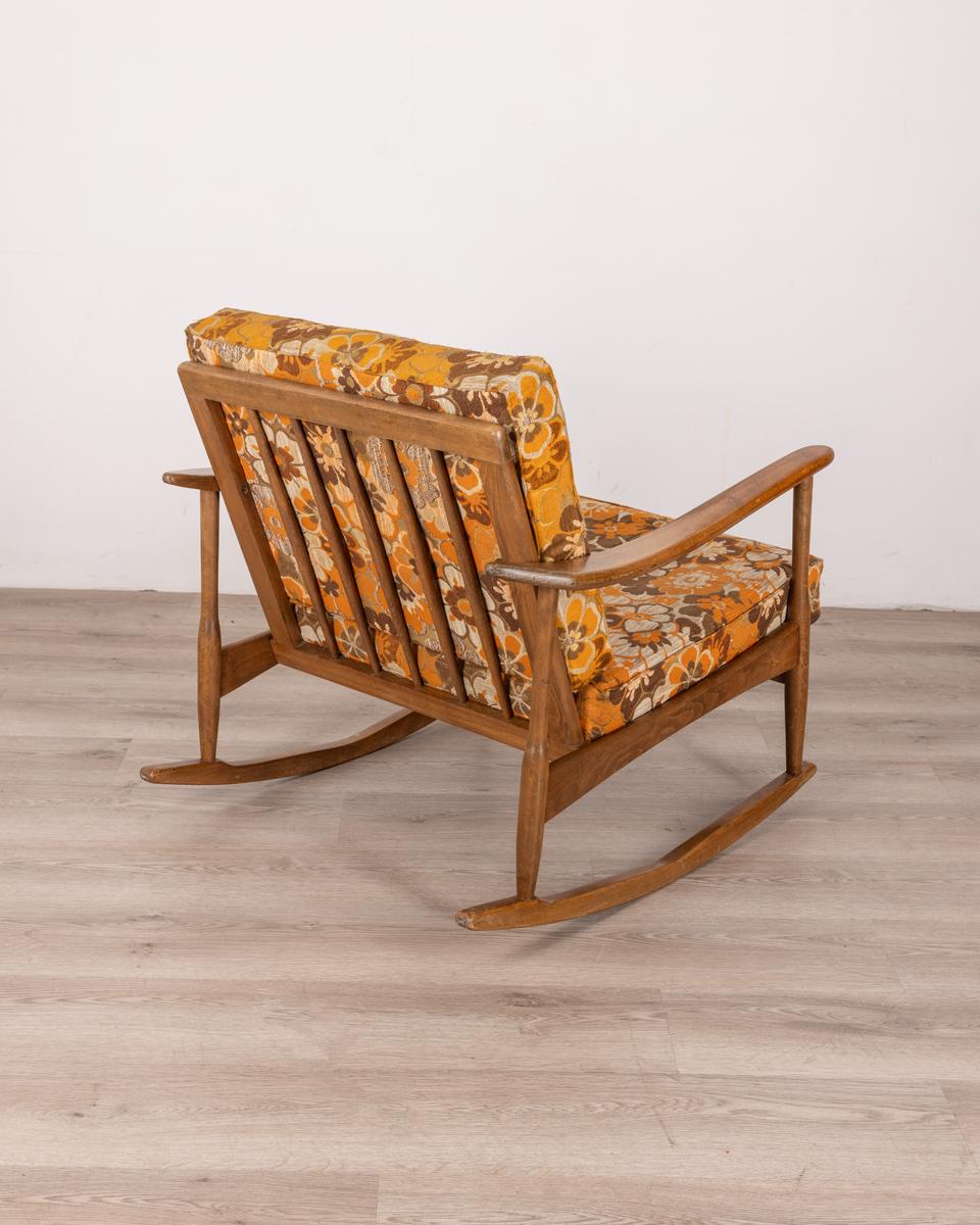 Mecedora vintage años 60 en madera y tela diseño italiano en Bueno Estado en None, IT