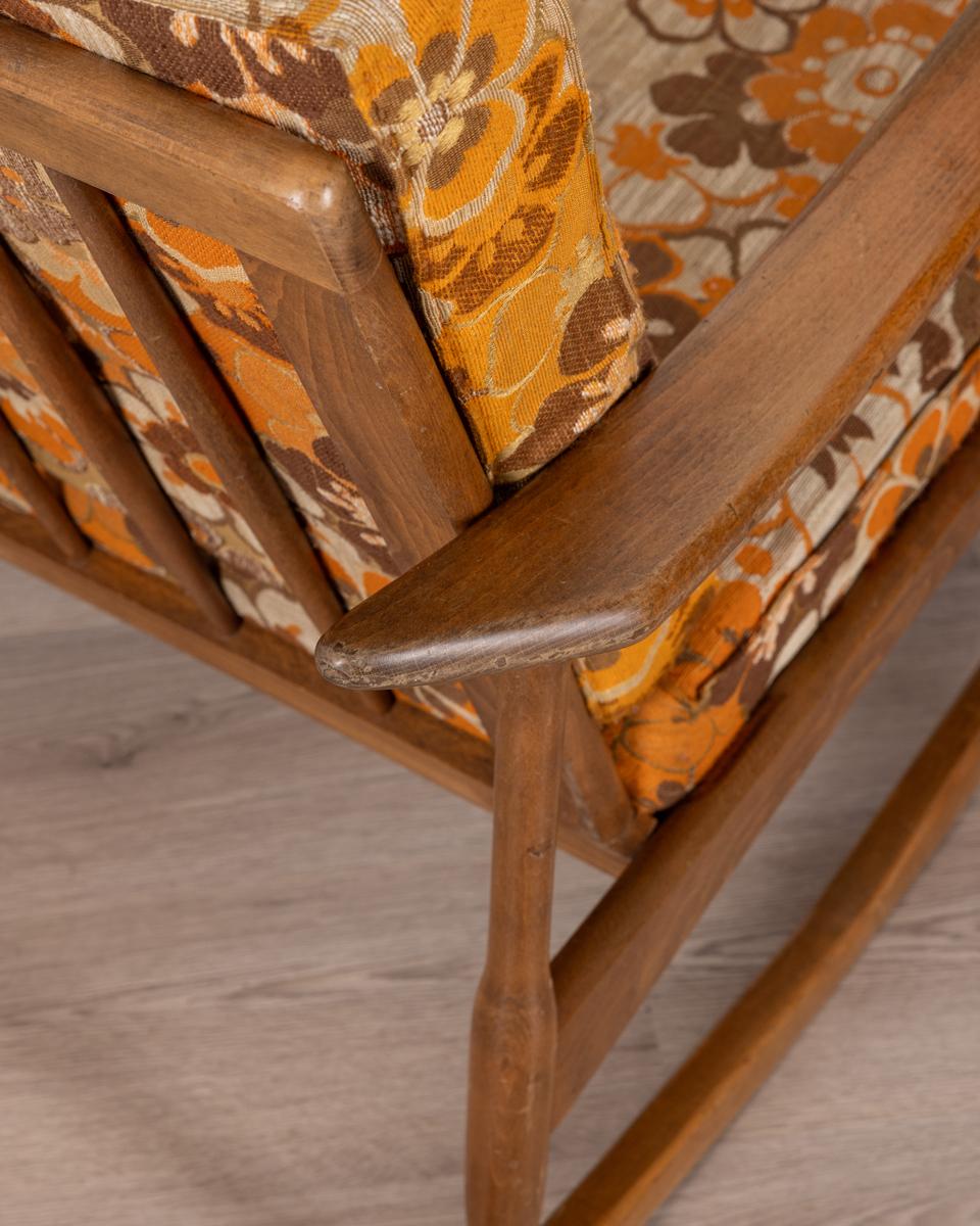 Mecedora vintage años 60 en madera y tela diseño italiano mediados del siglo XX