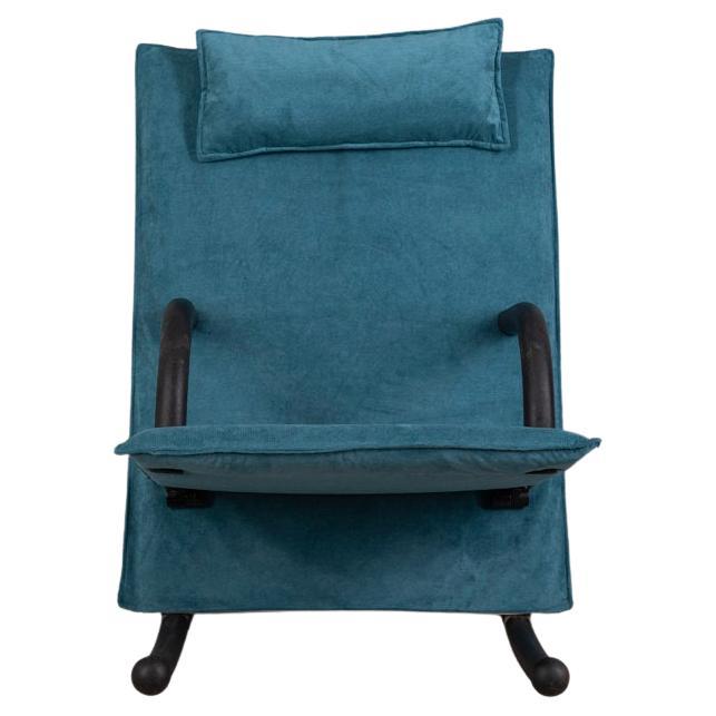 Sedia a dondolo con struttura in metallo e schiuma, rivestimento in tessuto azzurro, gambe e braccioli in gomma nera. Modello 