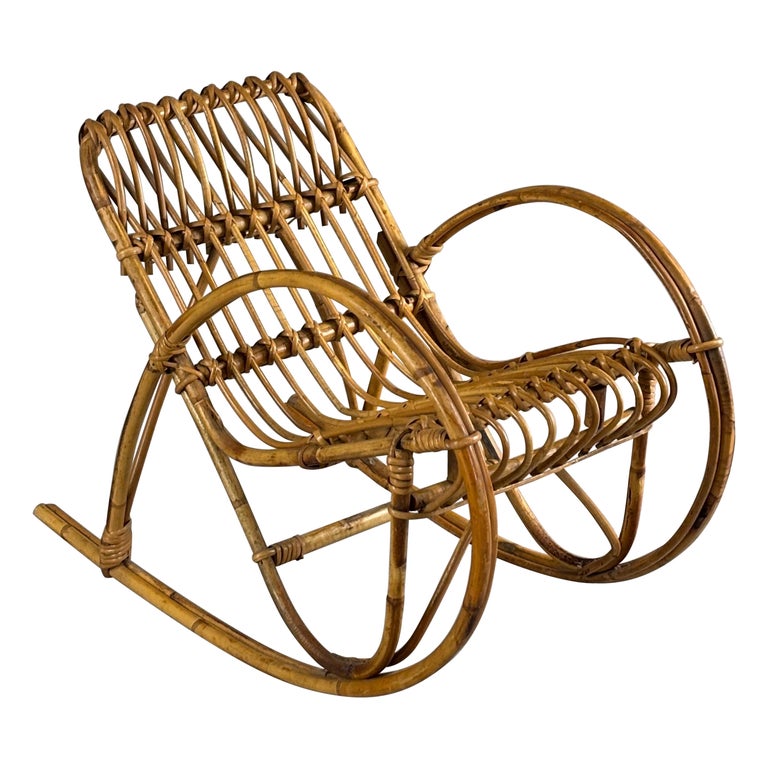 Sedia a dondolo vintage in vimini da bambini, 1960s For Sale at