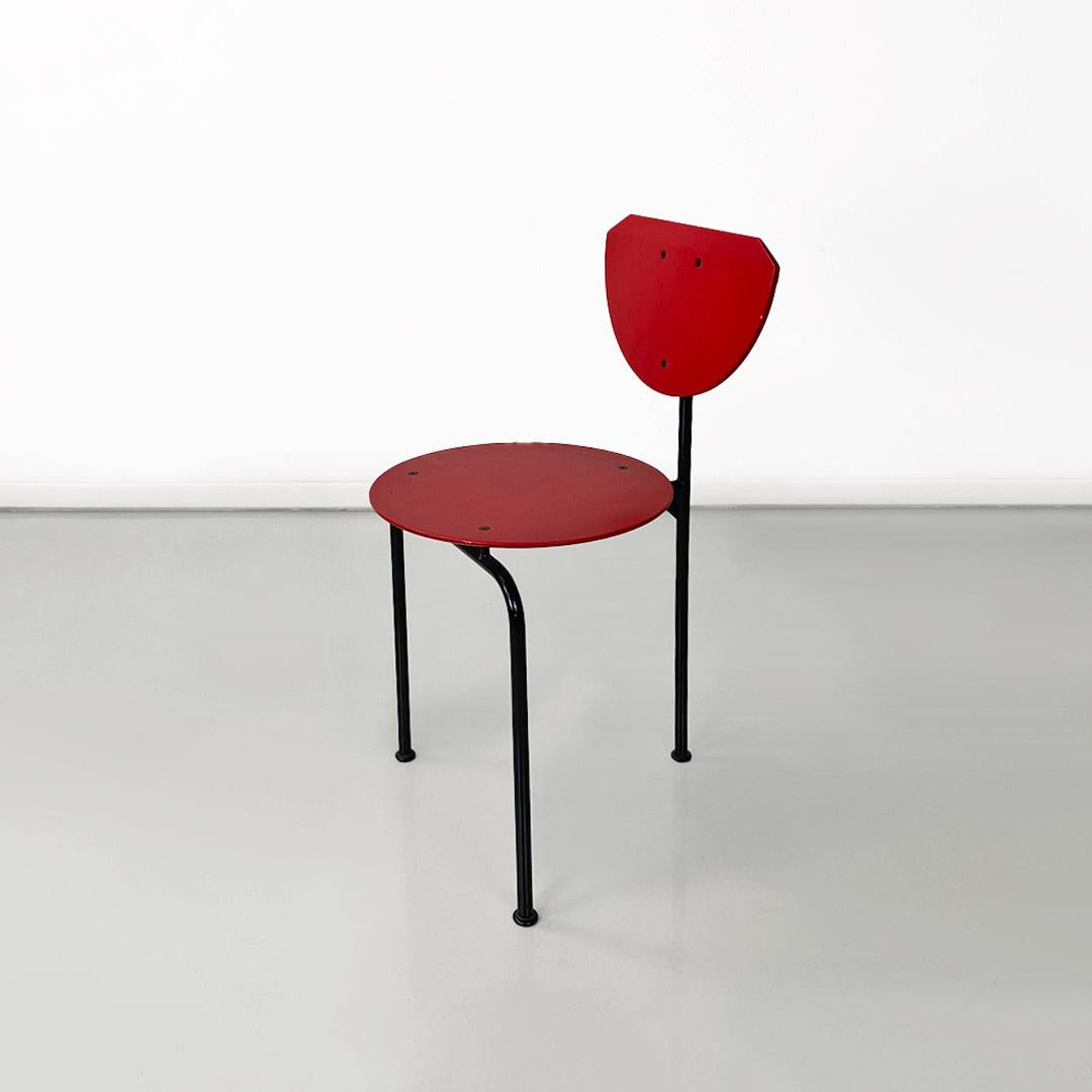 Stuhl Modell Alien mit schwarzem Metallgestell und rotem Sitz und Rückenlehne aus MDF.
Produziert von Alias um 1980 und entworfen von Carlo Forcolini 1982.
Ausgezeichneter Zustand.
Maße 38x49x75.5h cm
Schöner und berühmter Stuhl, entworfen vom