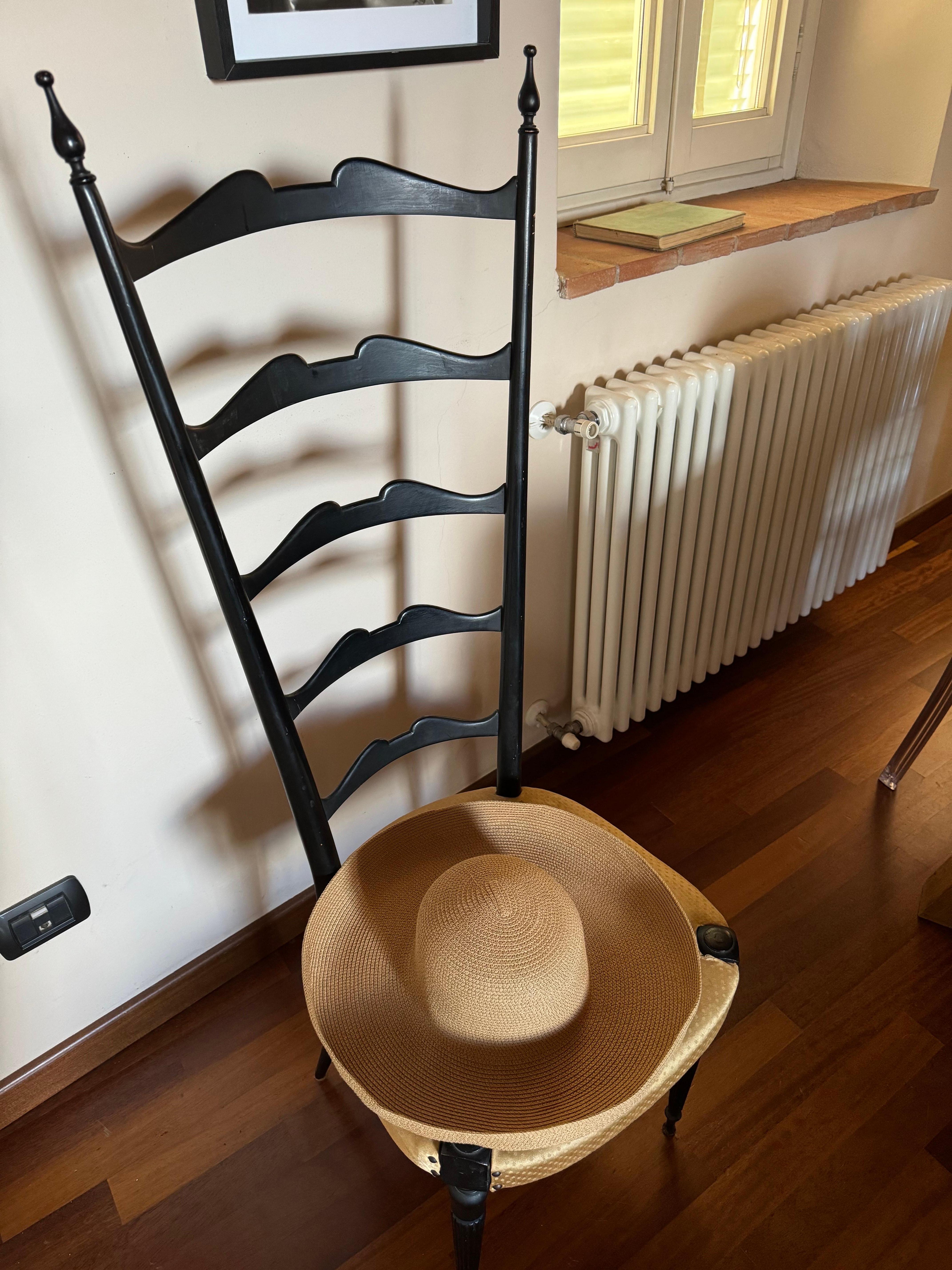 Sedia alta Modello Chiavarina attribuita a Gio Ponti Italia 1950 .Tessuto originale con fiori . 
Faggio laccato nero . 