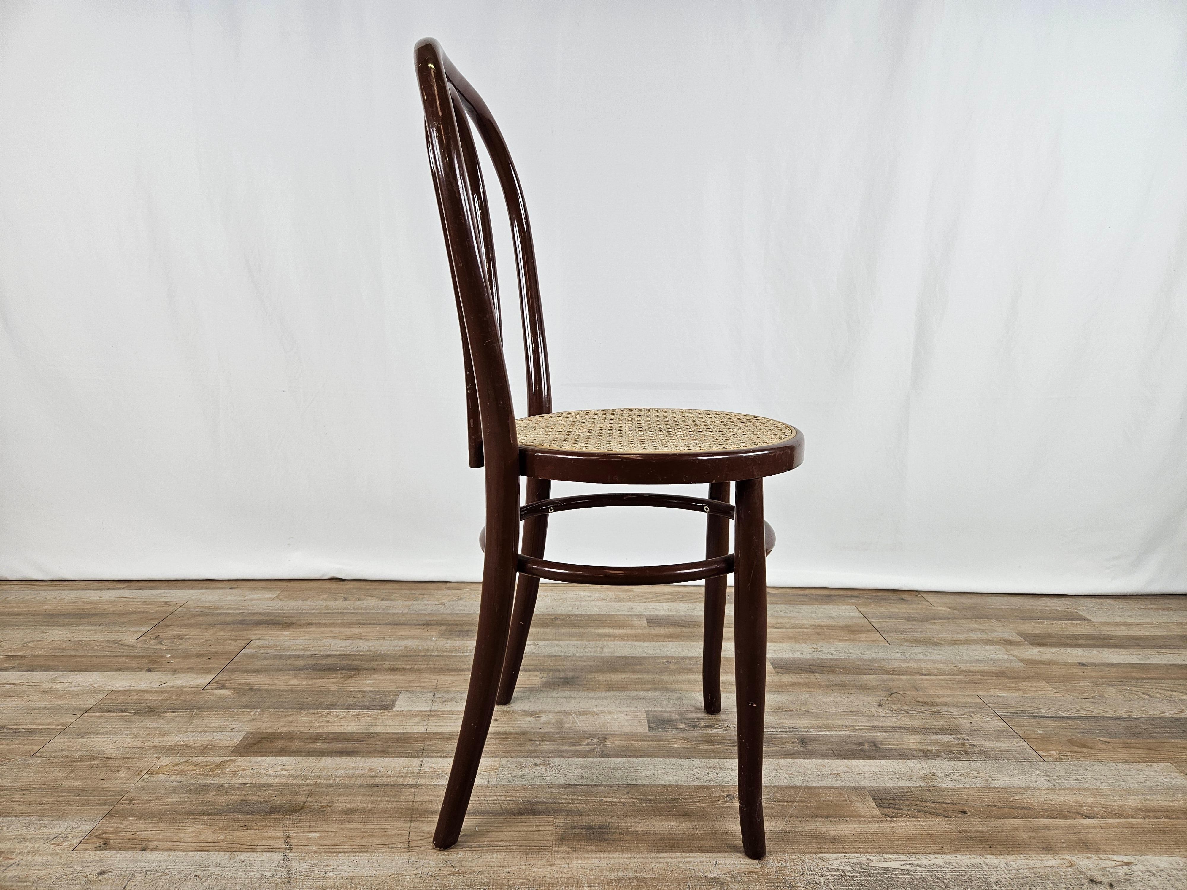 Brown lacquered wood chair with Vienna straw seat.

Ideal for kitchens, offices, living rooms or as furniture elements.

Normal signs due to age and use.