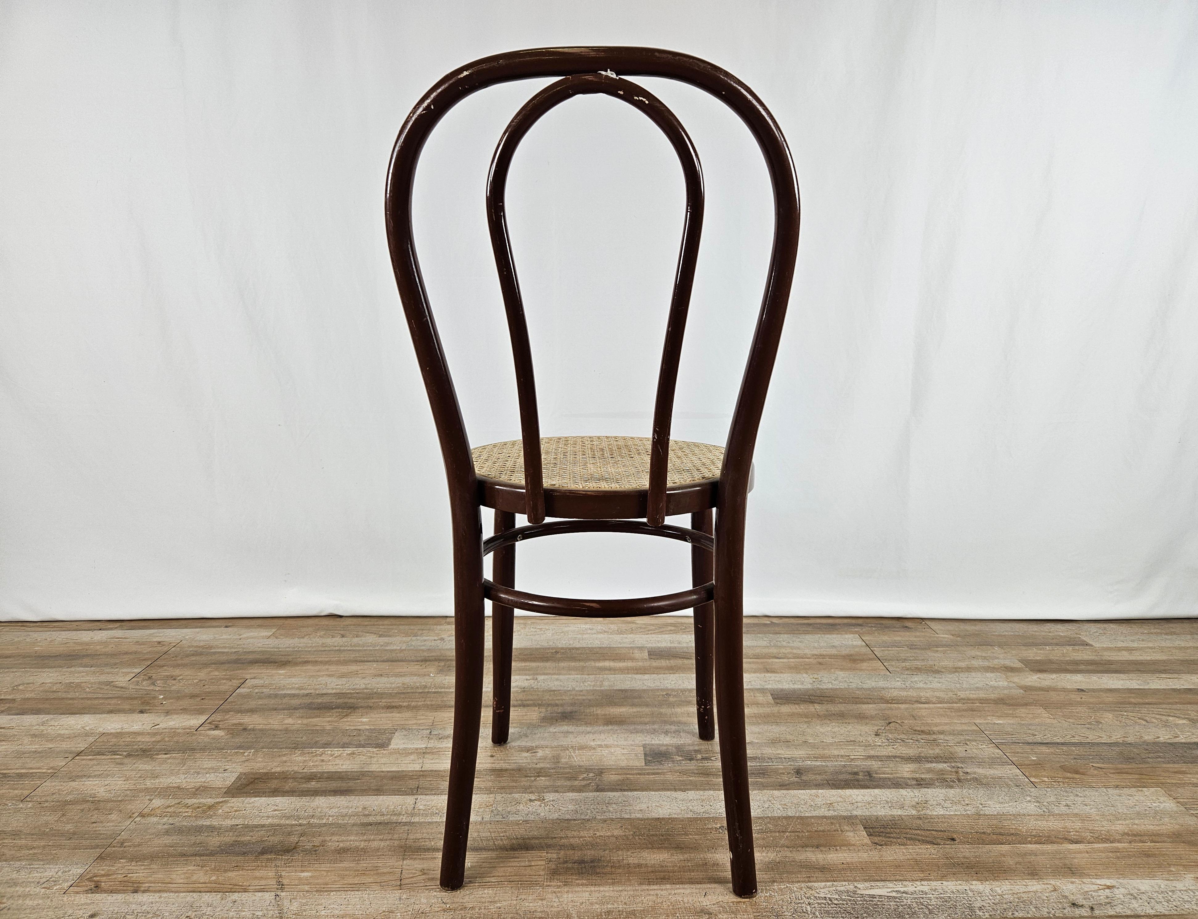 Mid-Century Modern Chaise des années 1970 en bois laqué brun avec assise en paille de Vienne en vente