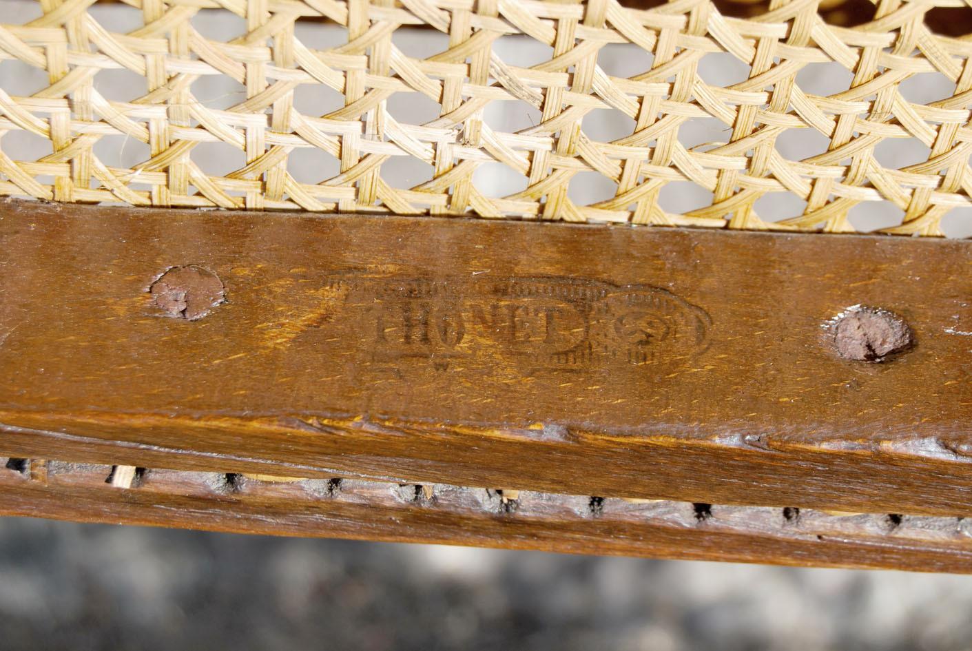 Questa bellissima sedia antica da barbiere risale alla seconda metà del 1800.
Originale THONET, con il marchio a fuoco sulla struttura della seduta, la sedia è in faggio con seduta e schienale in paglia di Vienna. La sua caratteristica è la