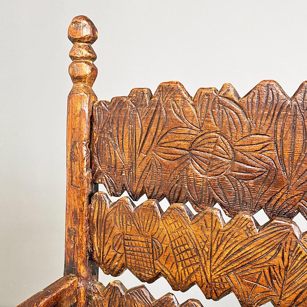 Sedia antica italiana con schienale alto e braccioli in legno intagliato 1800 ca For Sale 1