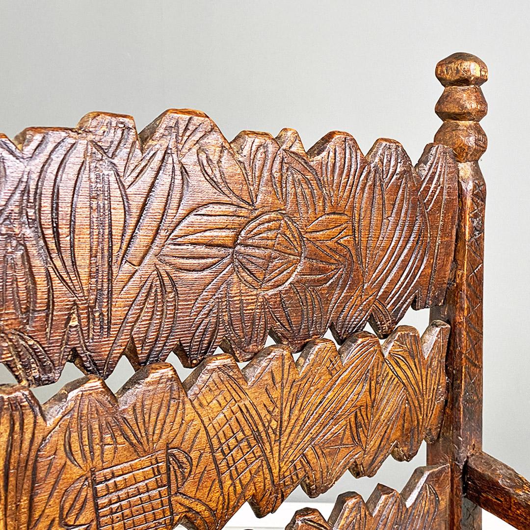 Sedia antica italiana con schienale alto e braccioli in legno intagliato 1800 ca For Sale 2