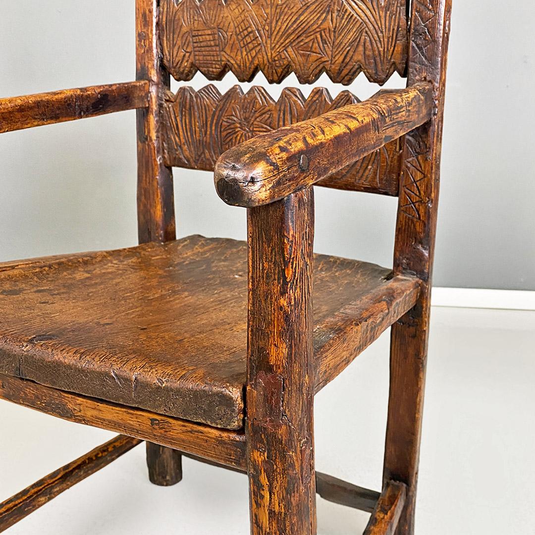Wood Sedia antica italiana con schienale alto e braccioli in legno intagliato 1800 ca For Sale