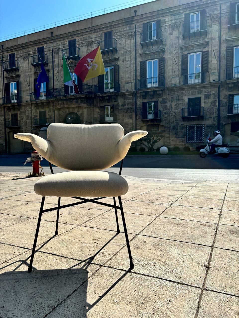 Direttamente dall'università di Palermo, con la collaborazione dell' ufficio di Presidenza della Regione di Palermo.
Divani Poltrone Poltroncine Sedie.
Sedia Arflex.
Belgiojoso, Peresutti, Rojers.
Modello Neptunia del 1953. Poltroncina, con supporti