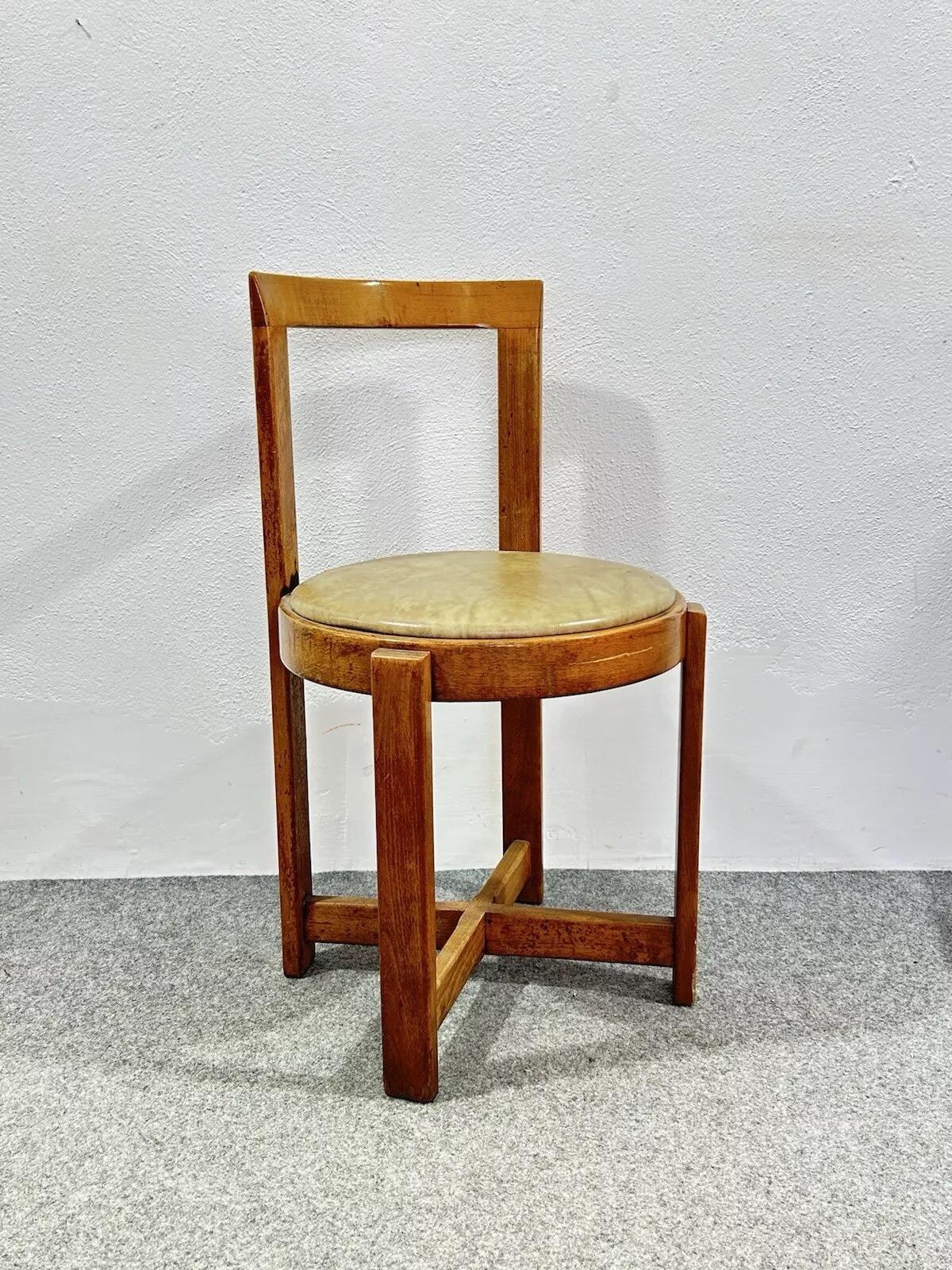 Chaise Art Deco 1940's Vintage Design.


Merveilleuse chaise sculpturale au design géométrique art déco.

Fabriqué à la fin des années 1940.


Structure entièrement en bois, assise en cuir véritable de couleur ivoire.


Mesures :


Hauteur 79