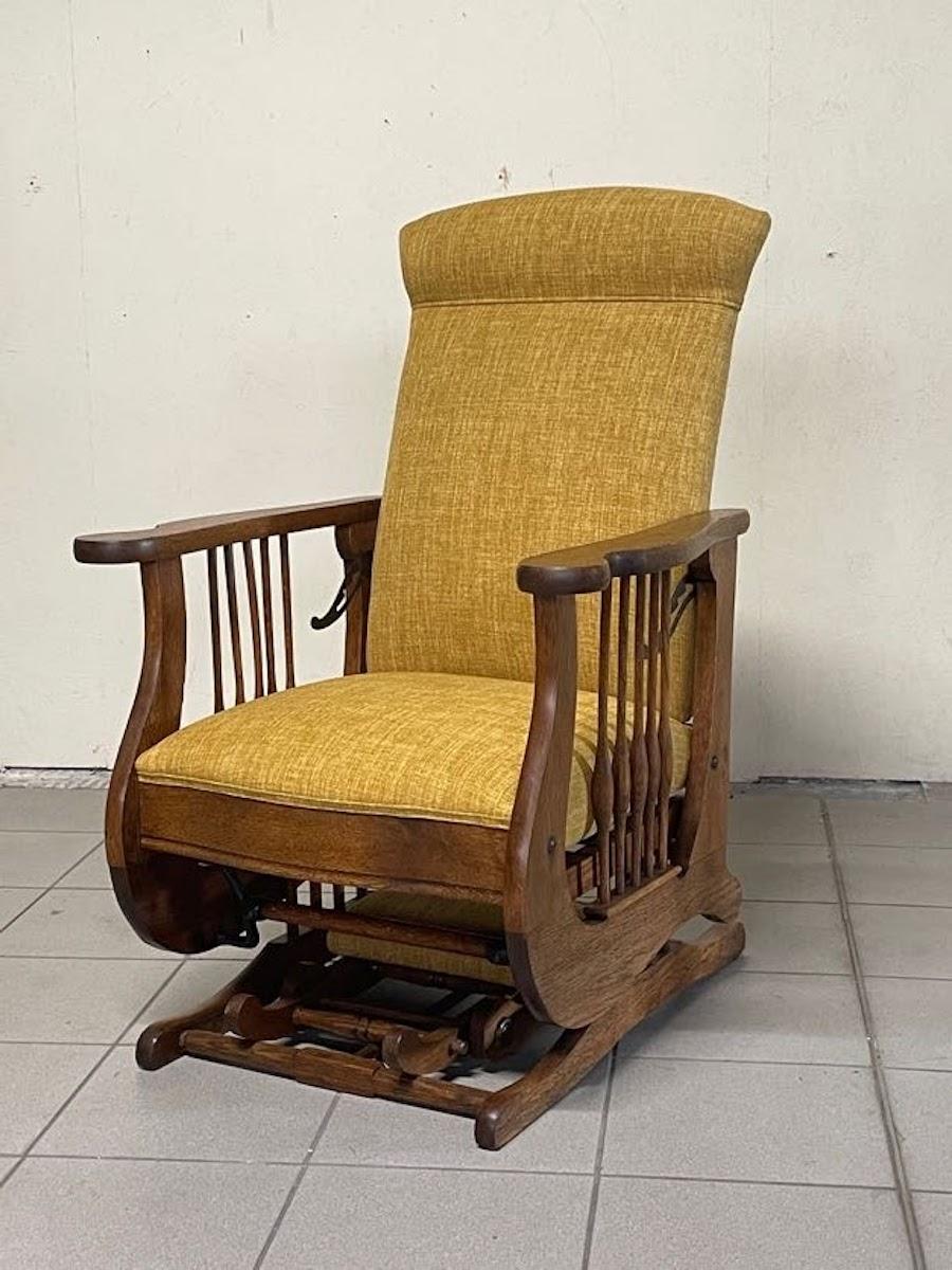 Très rare chaise basculante de la fin du 19e - début du 20e siècle entièrement restaurée.

Cadre en chêne et nouveau bardage.

En plus d'être particulièrement confortable dans son assise normale, le dossier peut être abaissé dans deux autres