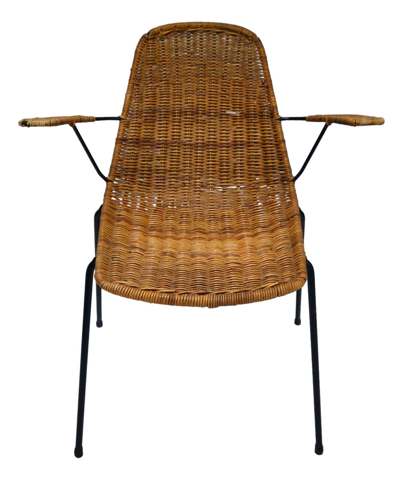 original 1950s armchair, designed by Franco Campo and Carlo Graffi, made of wicker on a black lacquered metal frame.
It measures cm 78 in height, cm 66 in width and cm 55 in depth, the seat height from the floor is cm 45.
Good overall condition,
