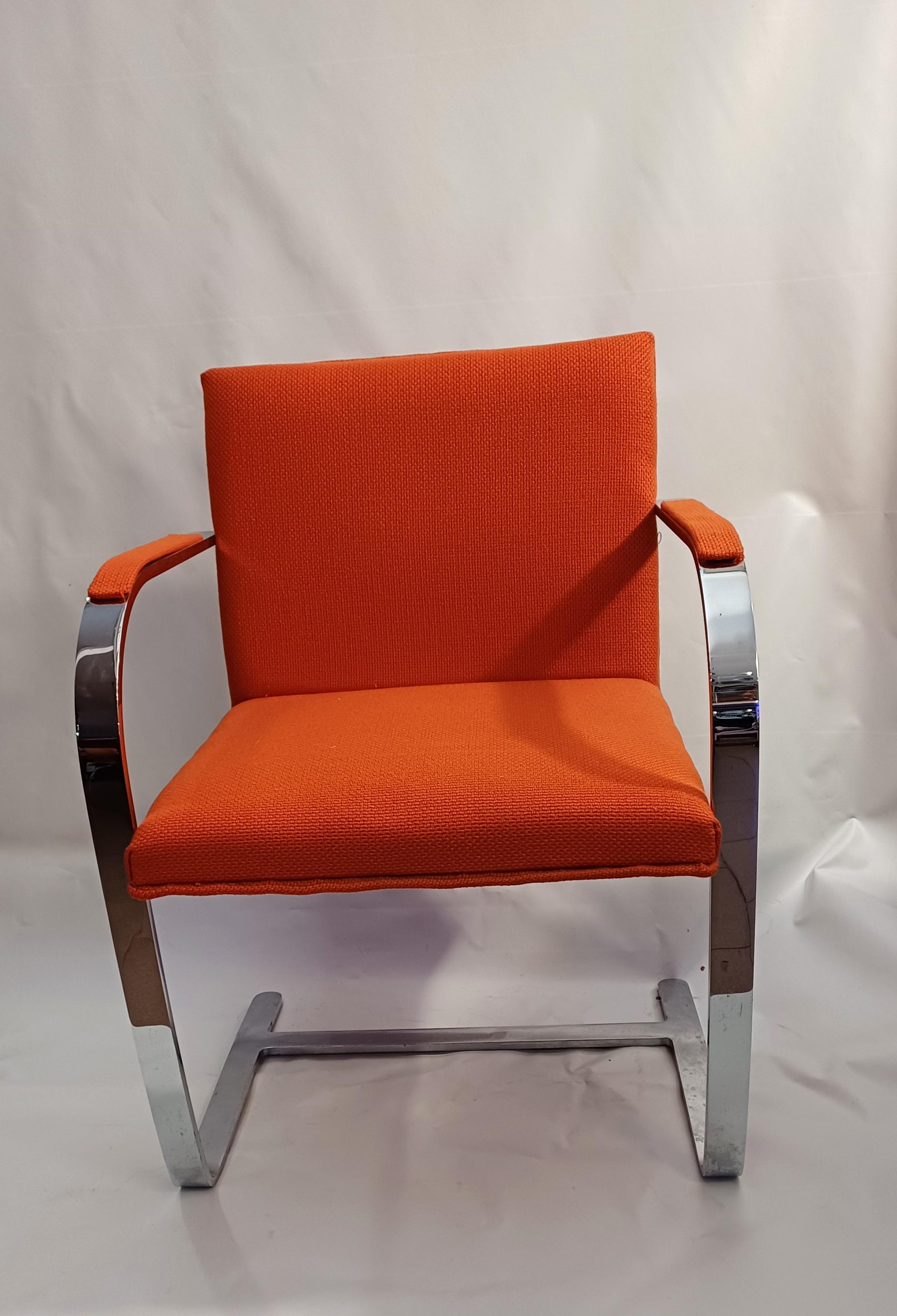 Dieses Brünner Stuhlmodell wurde in den 1970er Jahren von Ludwig Mies van der Rohe entworfen. Dieser bequeme und elegante Stuhl besteht aus einem geschwungenen Stahlrahmen mit flachem Fuß und orangefarbener Stoffpolsterung.
Der Sessel ist neu