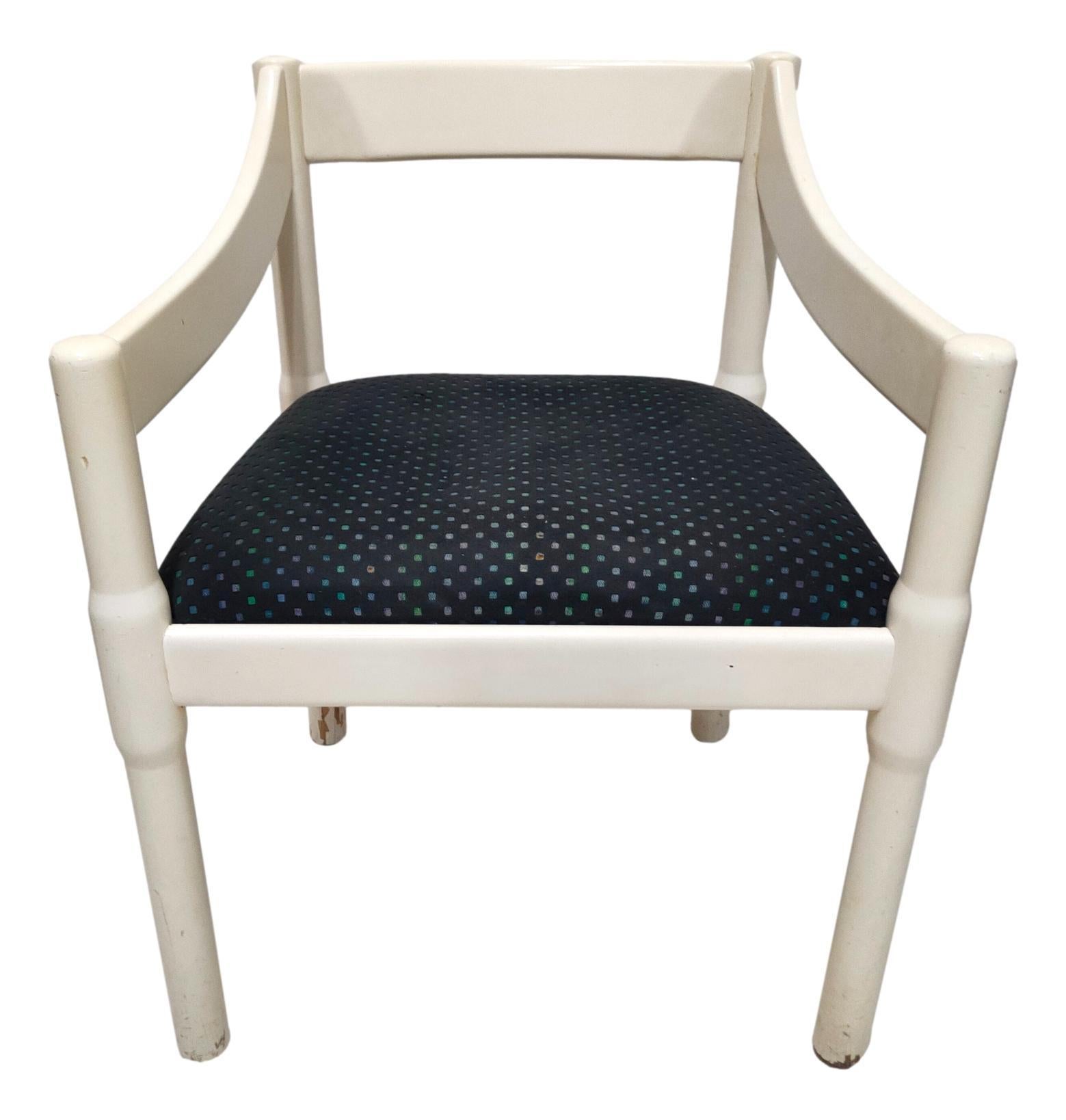 ikonischer Stuhl 'carimate', entworfen von Vico Magistretti für Cassina, 1960er Jahre, aus Massivholz mit Stoffsitz. 
Maße: 75 cm hoch, 51 cm breit und 48 cm tief, weißer, gemusterter Stoff auf blauem Grund, mit einigen leichten Flecken, wie auf dem