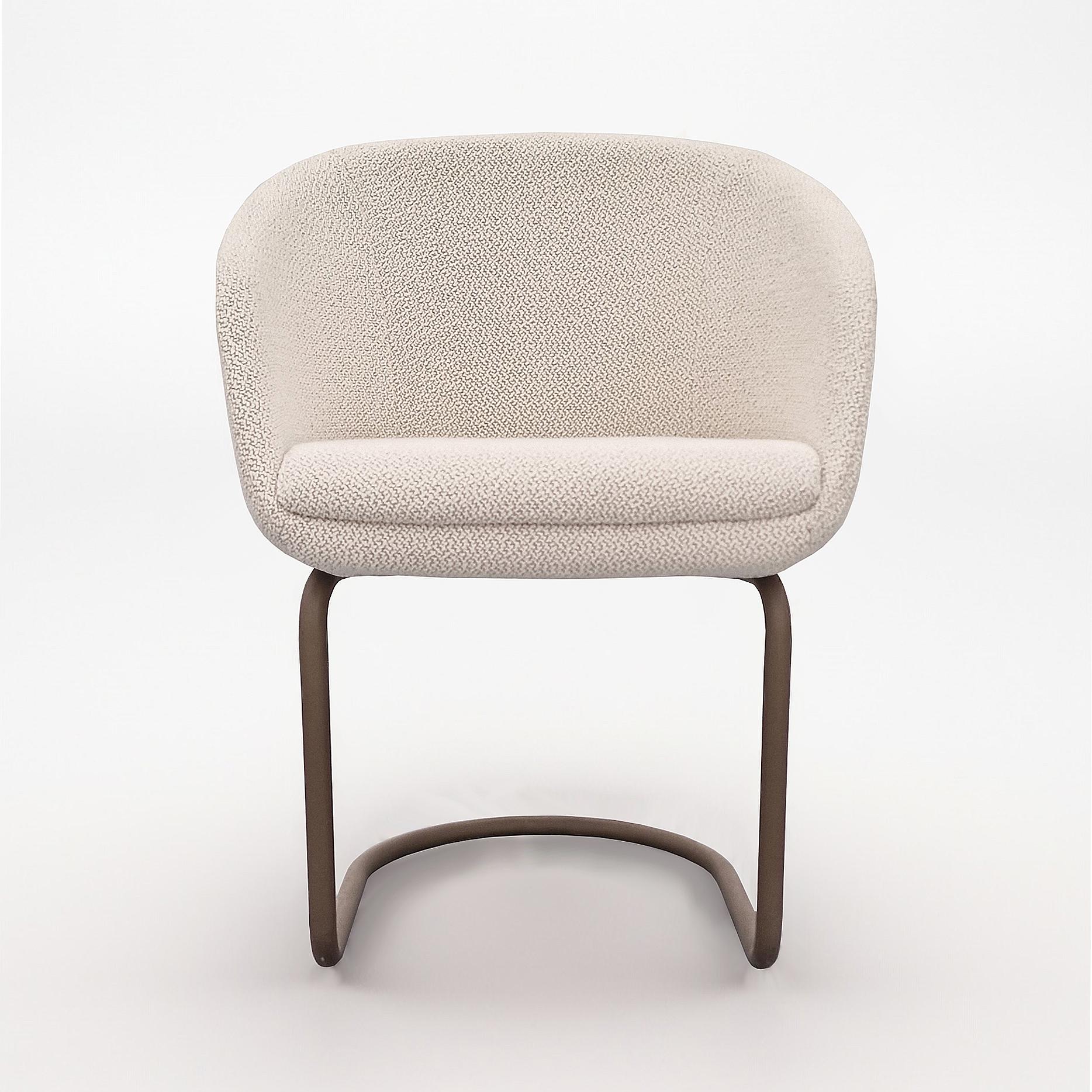 Progettata dal designer brasiliano Ricardo Antonio, allievo di Oscar Niemeyer, la sedia COME si contraddistingue per il design leggero ed elegante, grazie ad una scocca sottile e confortevole realizzata interamente in poliuretano espanso schiumato a
