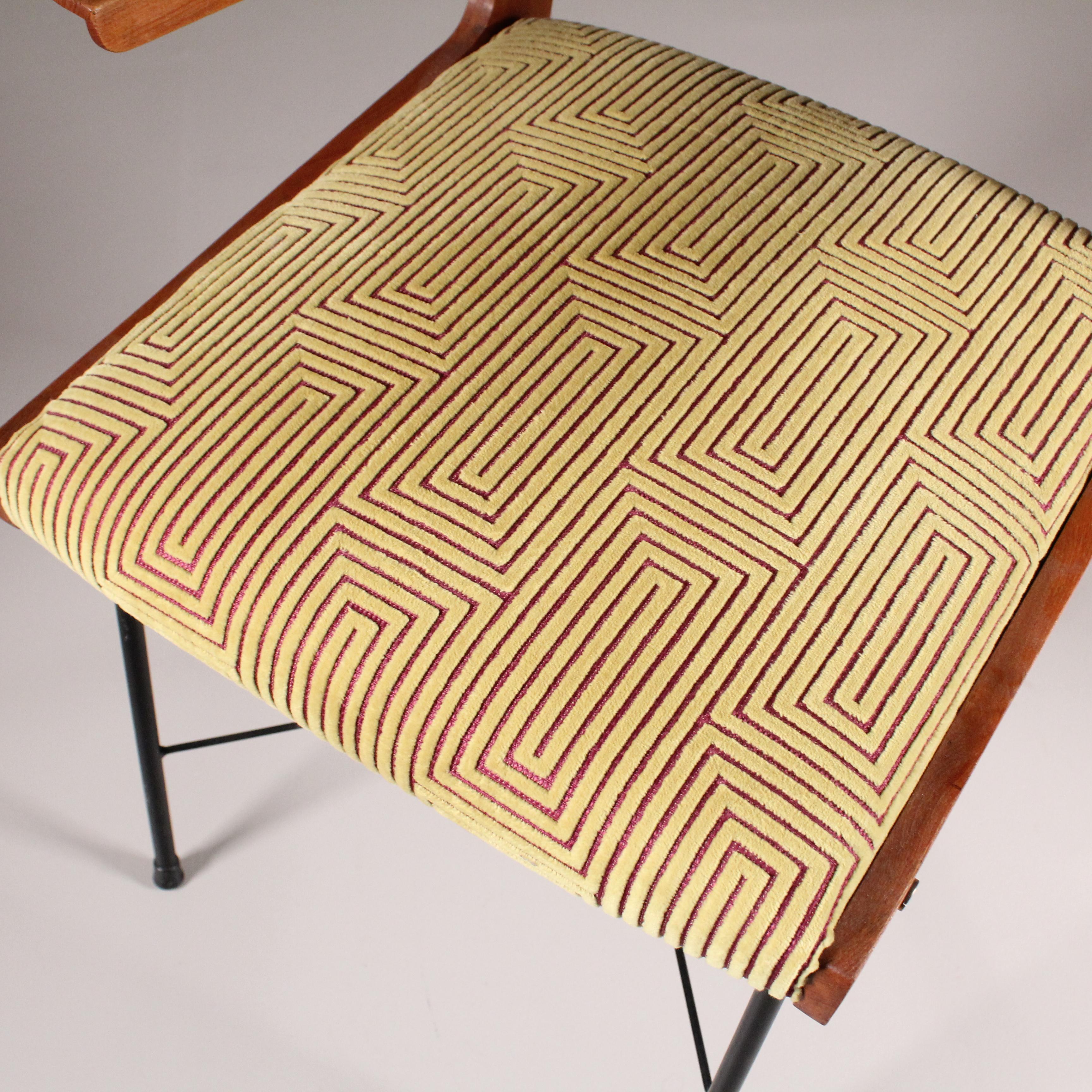 Silla con reposabrazos circa 1960 en venta 5